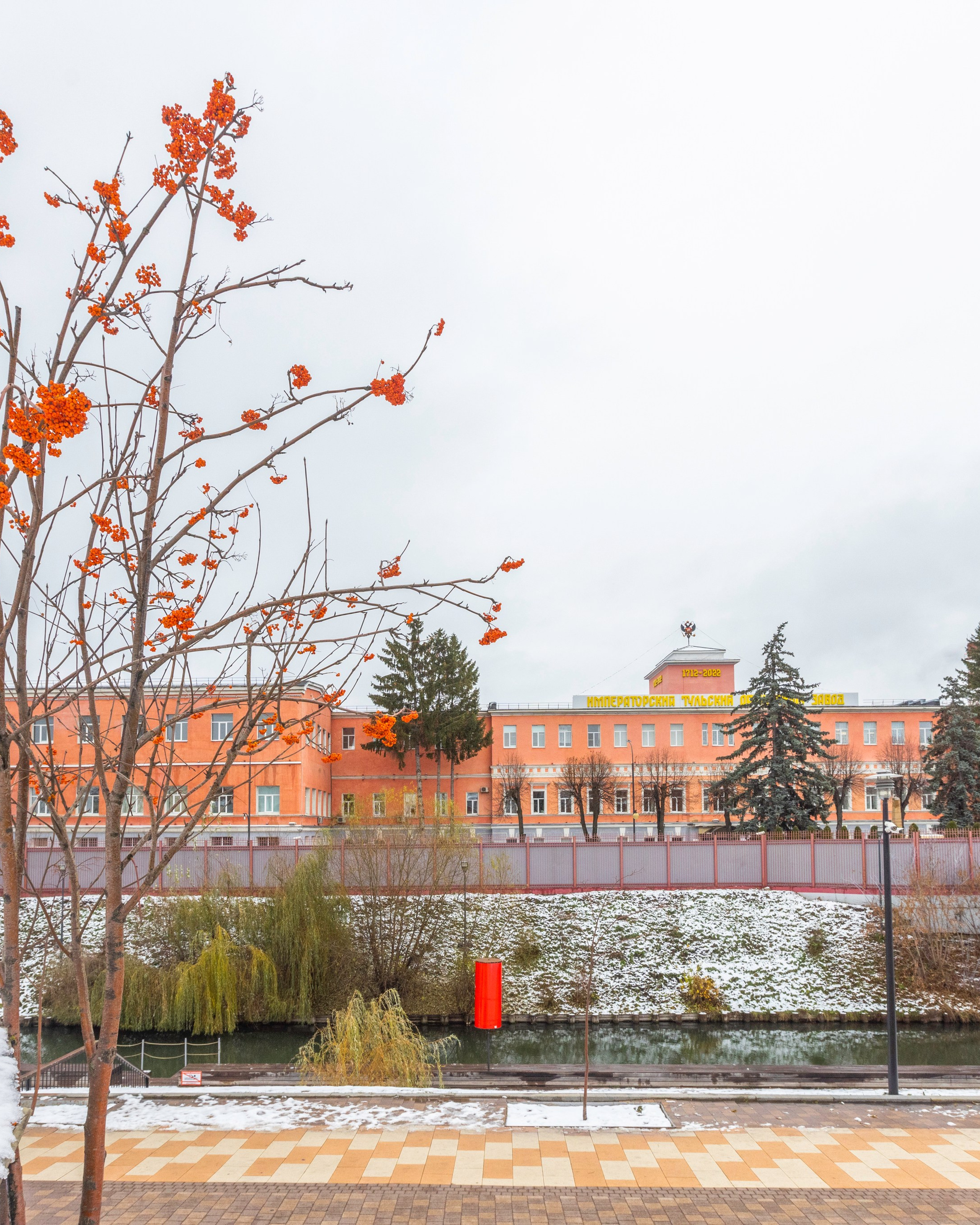 Казанская набережная осенью.