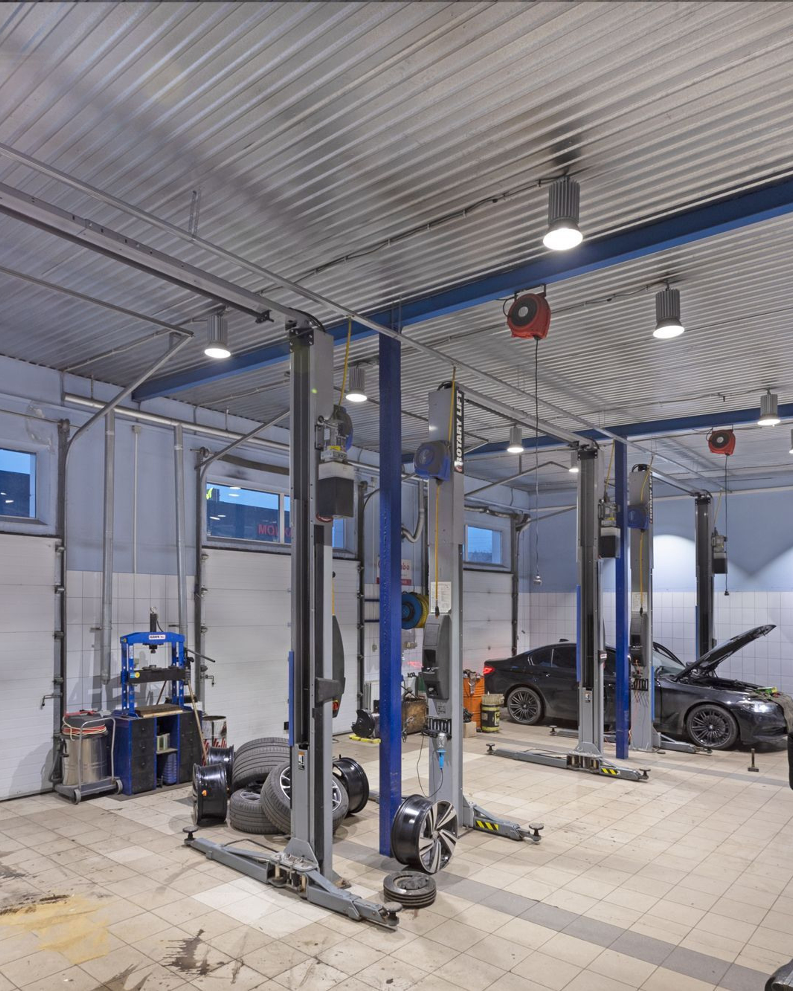 Съемка для каталога промышленного света. Готовый объект автосервис.