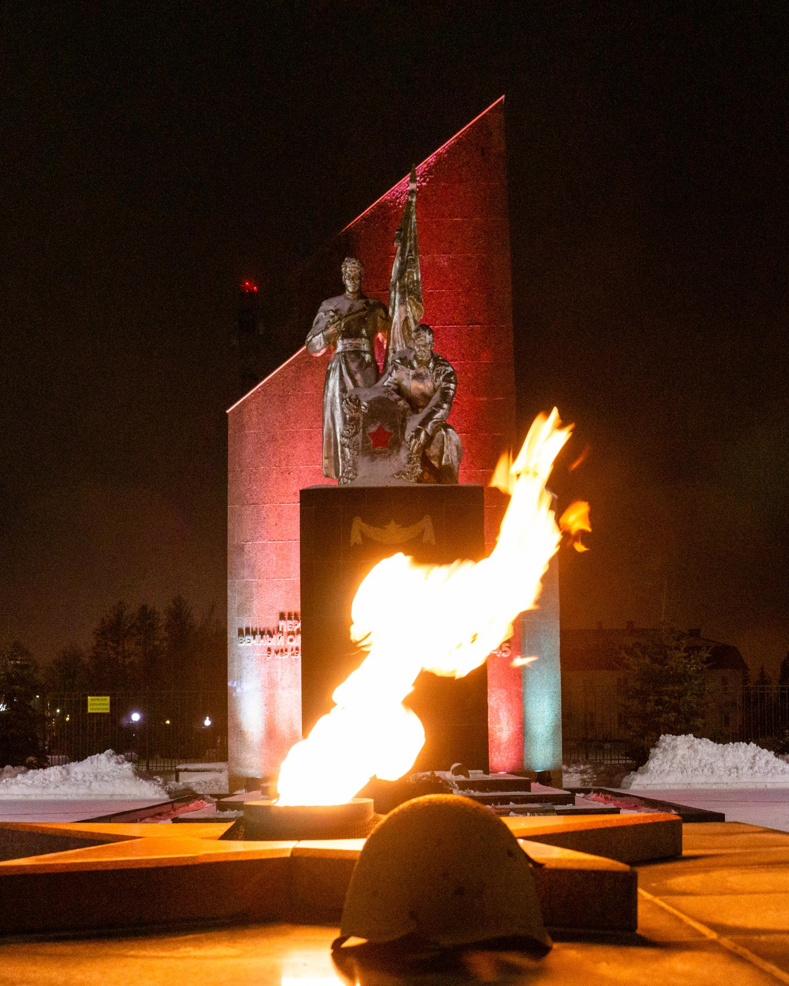 Монумент воинам ВОВ в&nbsp;п. Первомайский. Первый вечный огонь в&nbsp;СССР.