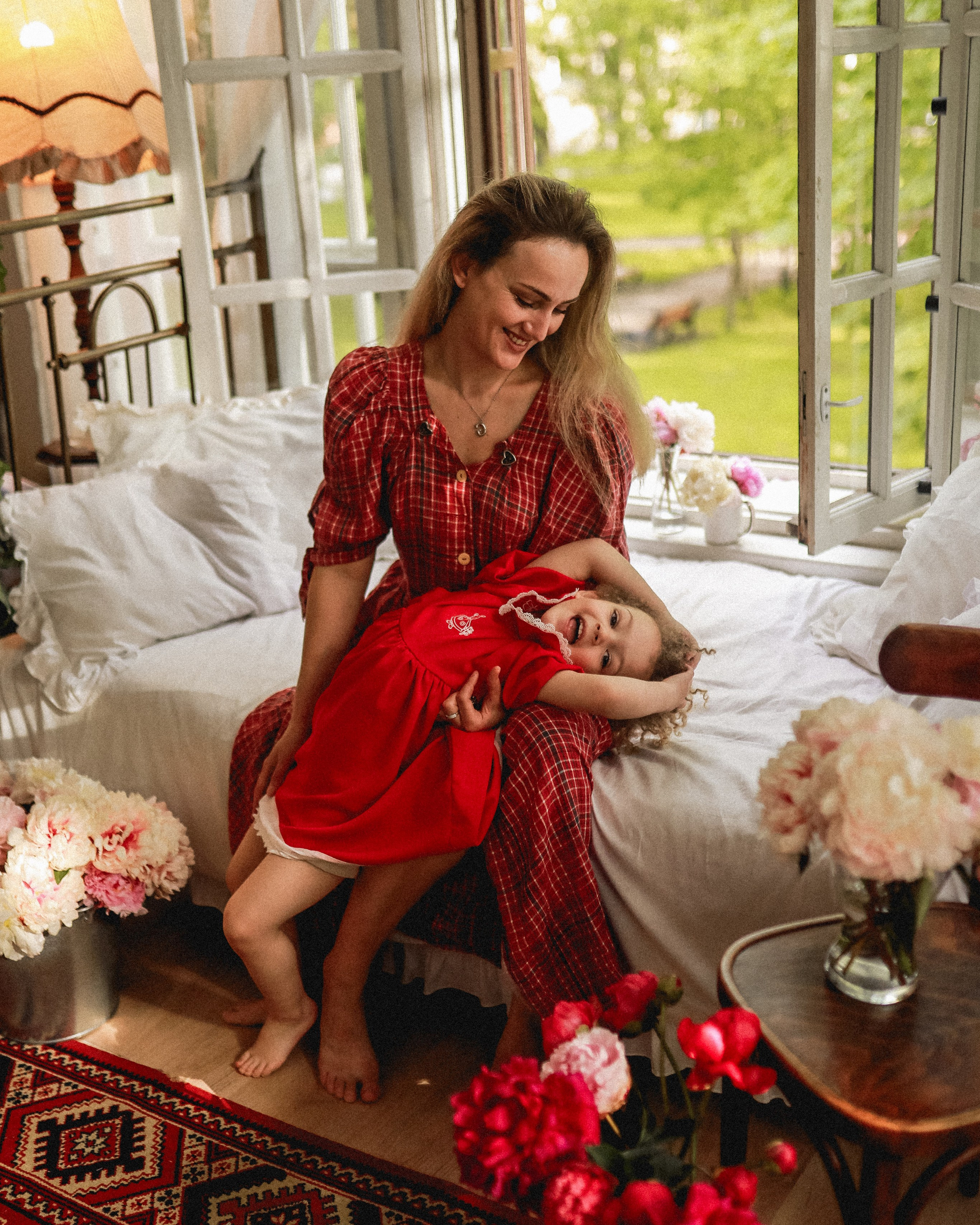 Пионы на балконе