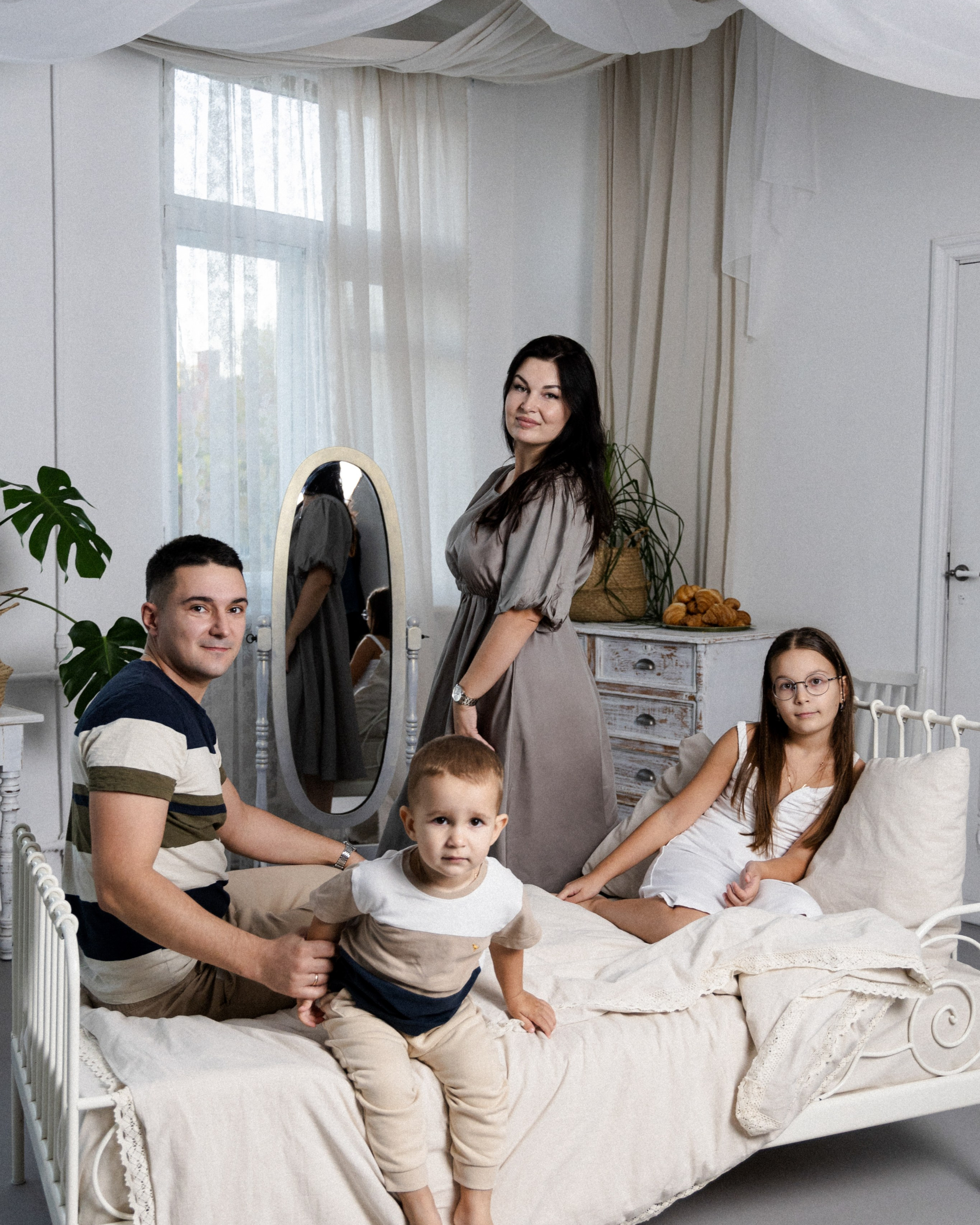 Александра и Даниил со своими детьми: Евой и Артуром