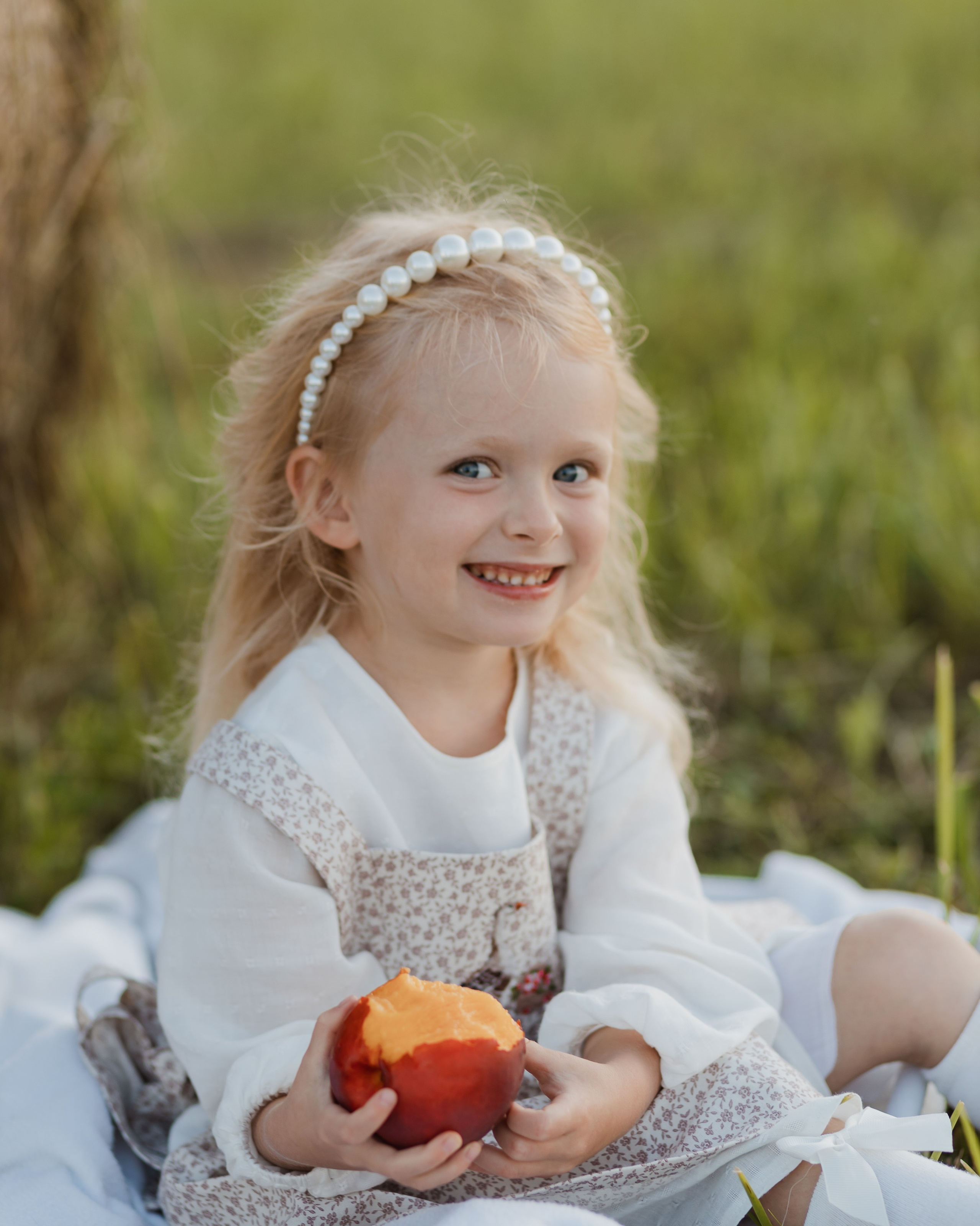 Семья Смирновых в поле с сеном