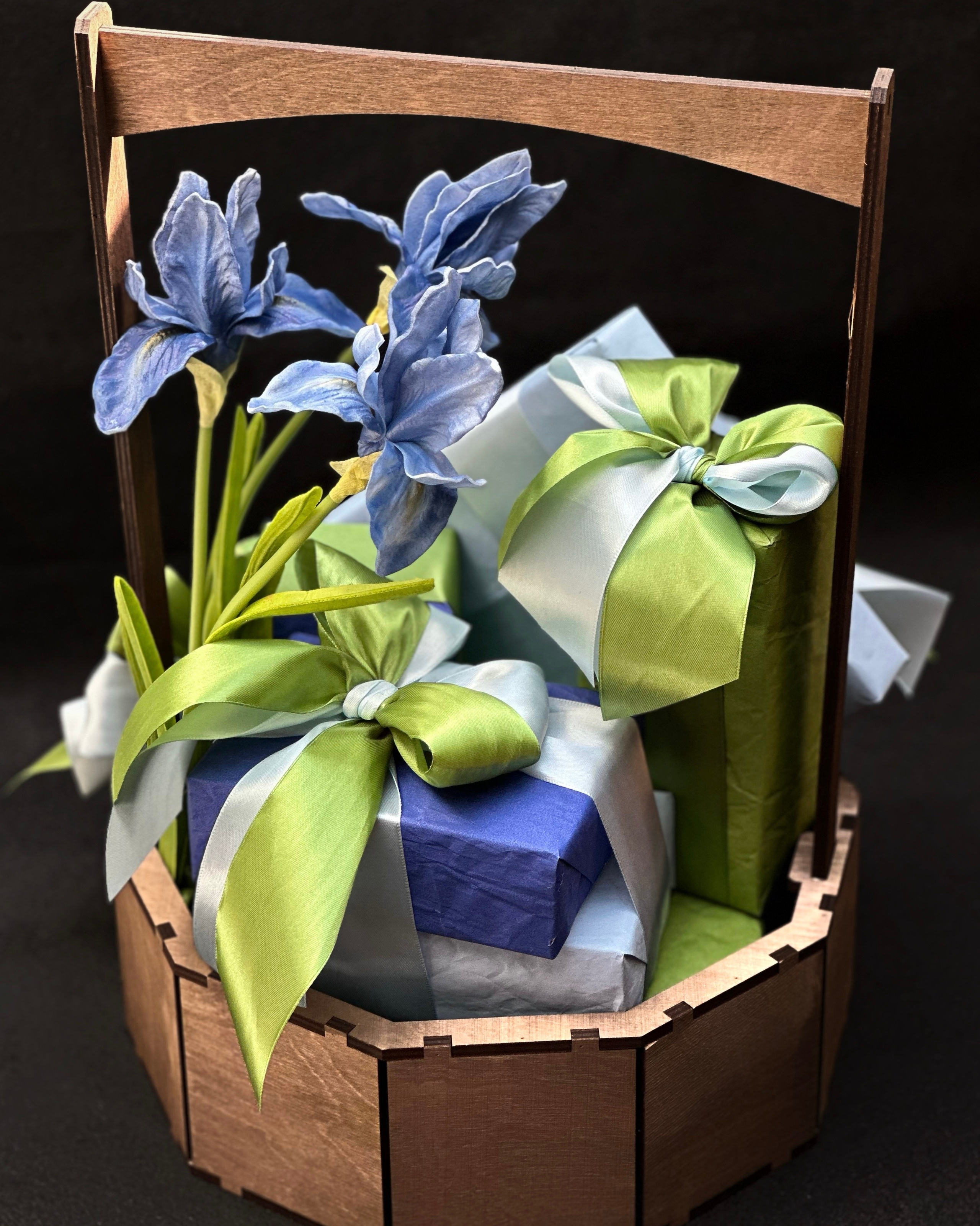 Подарок в деревянной подставке «Ирисы»