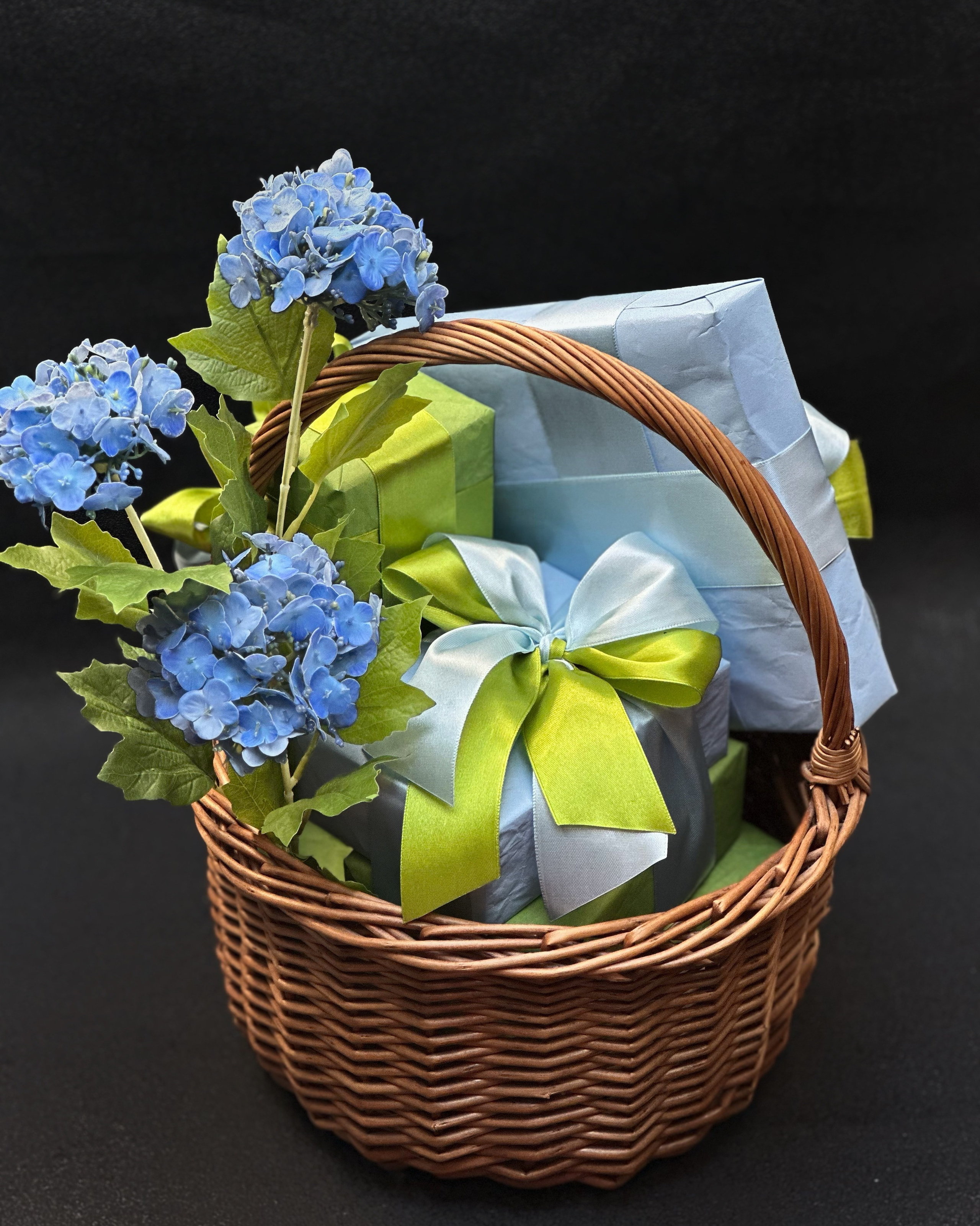 Подарок «Корзинка с гортензией»