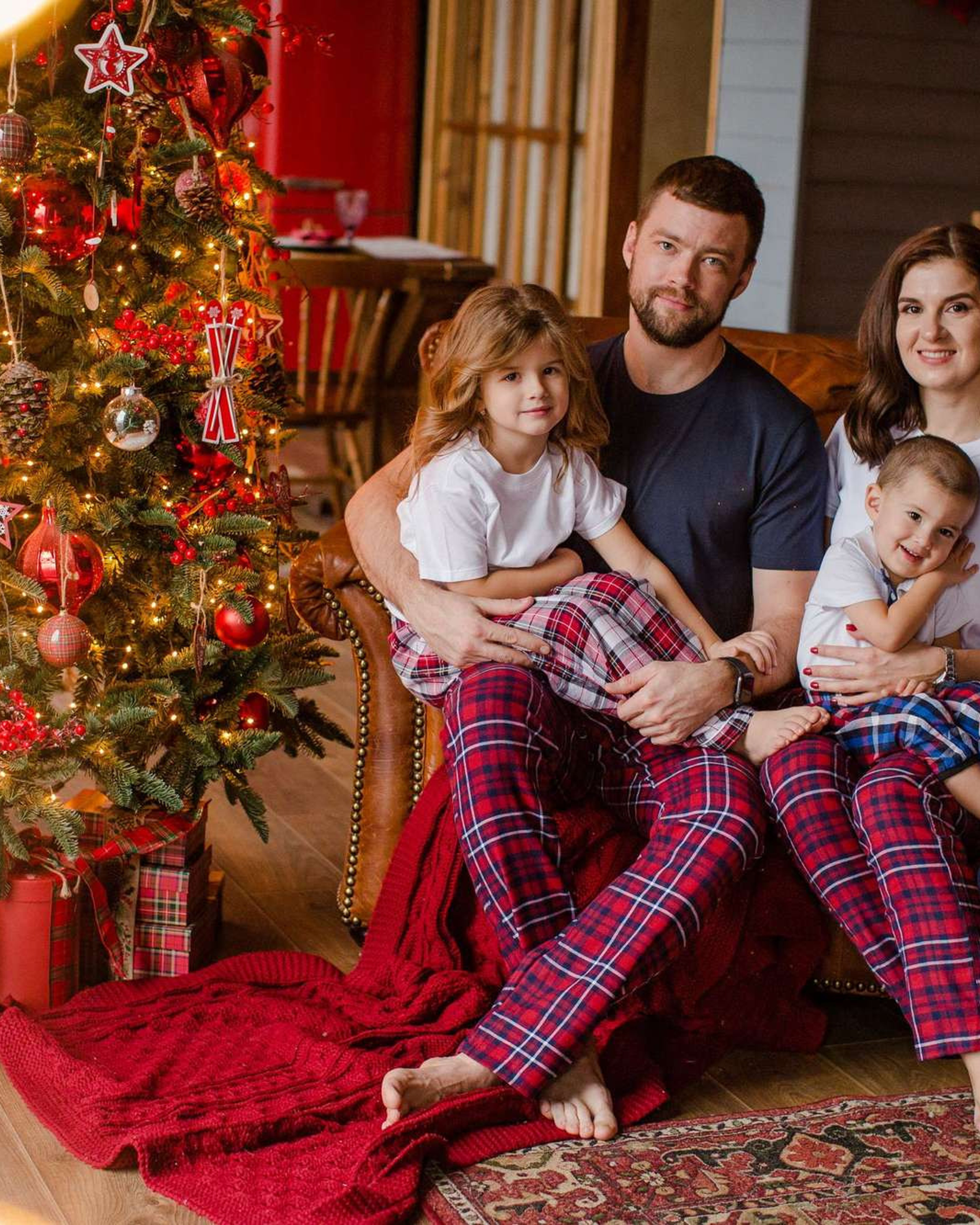 Артем, Вика с детьми