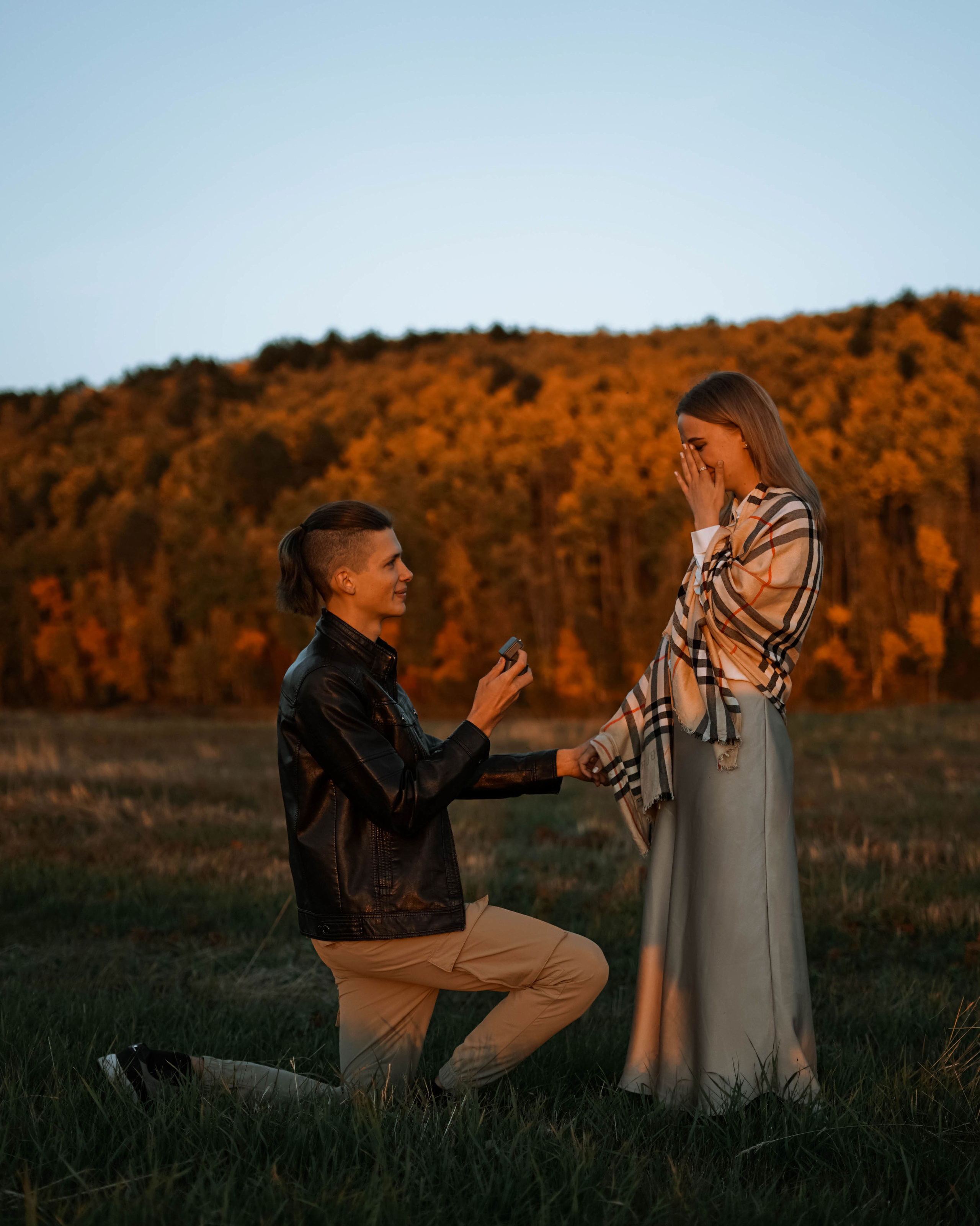Настя и Денис (предложение на выездной фотосессии за городом)