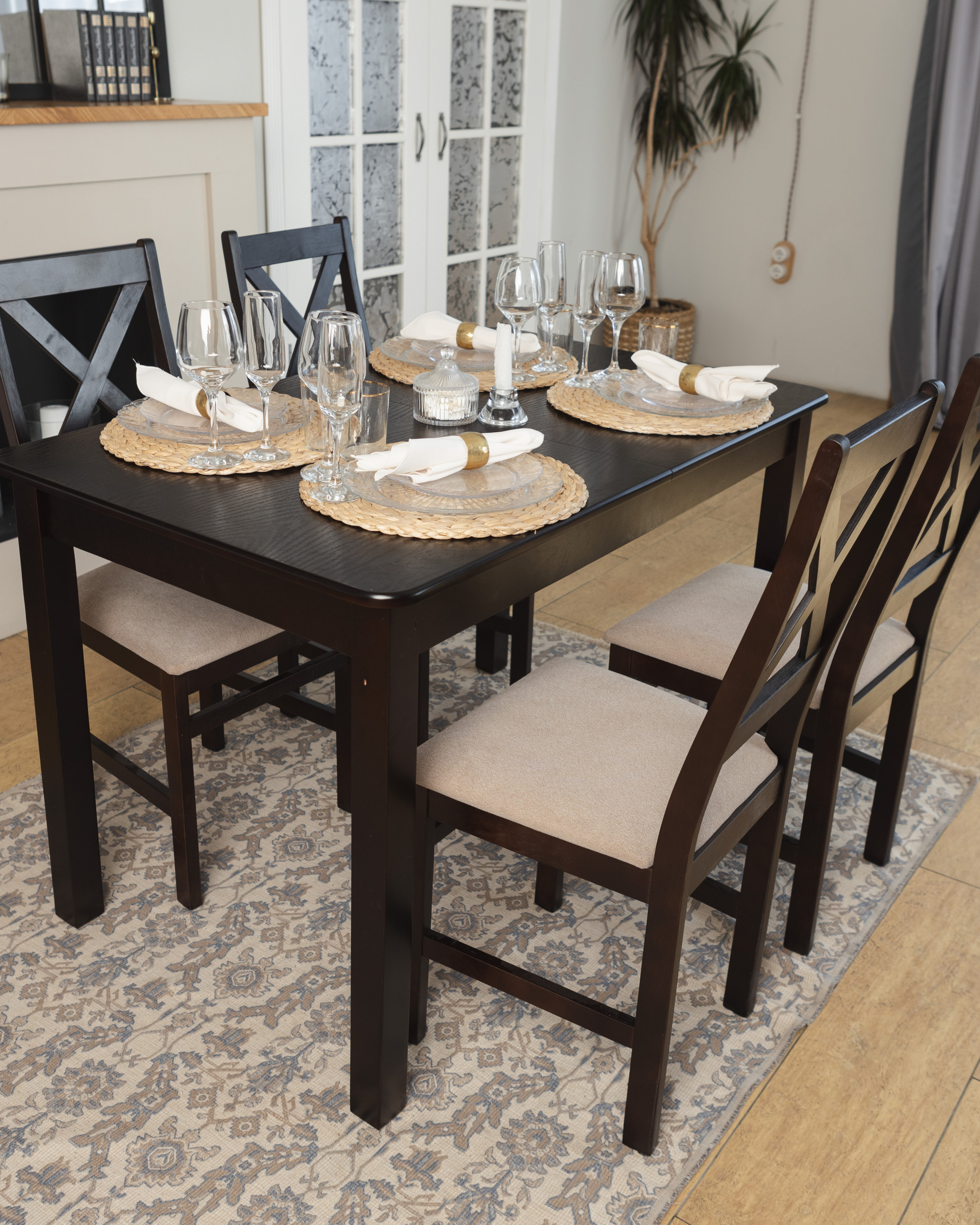 Столы и стулья