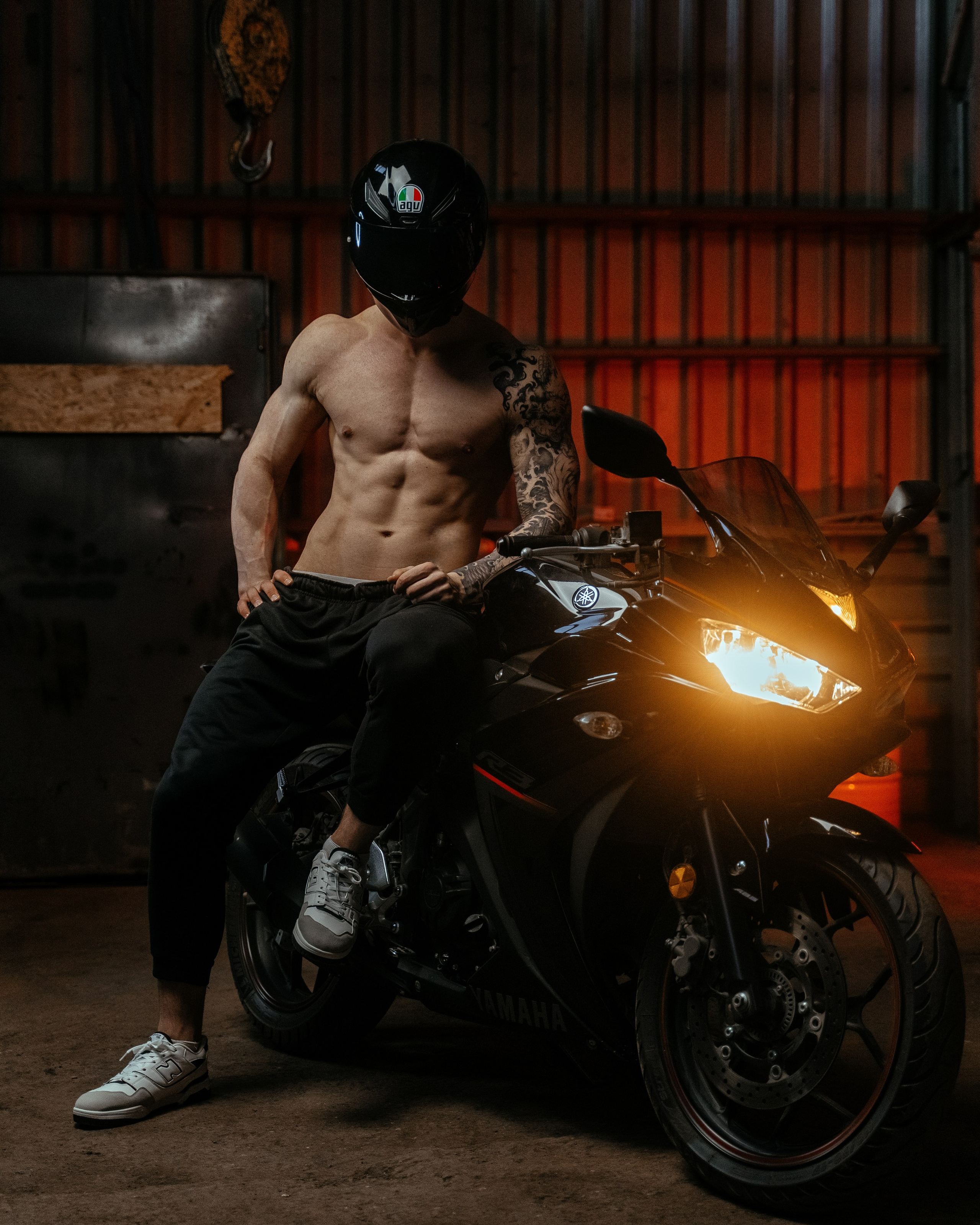 Фитнес съемка с мотоциклом