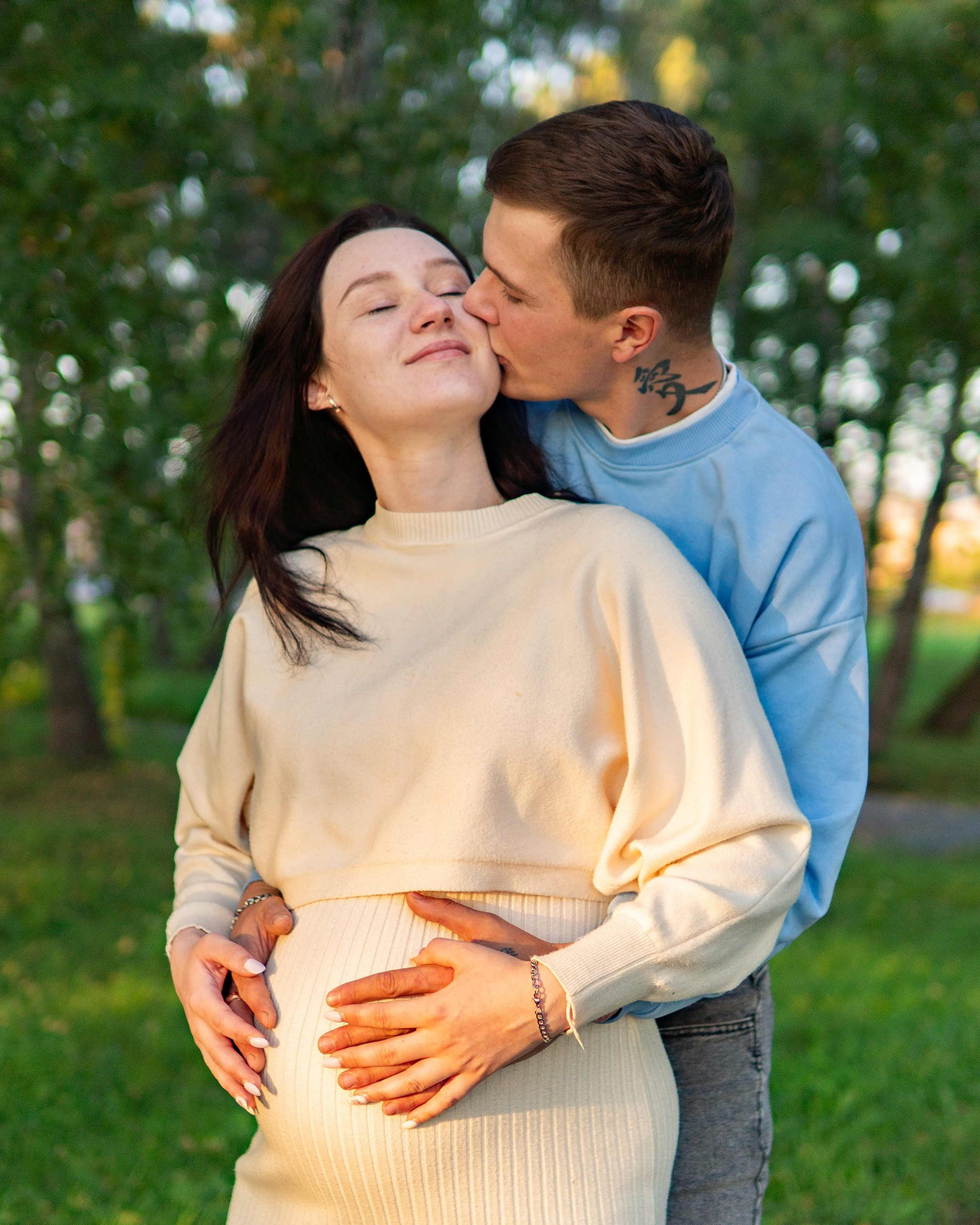 Love story \ Нежная фотосессия Евгении и Олега, ожидающих пополнения в семье. Локация: Ачинск, Берёзовая роща.