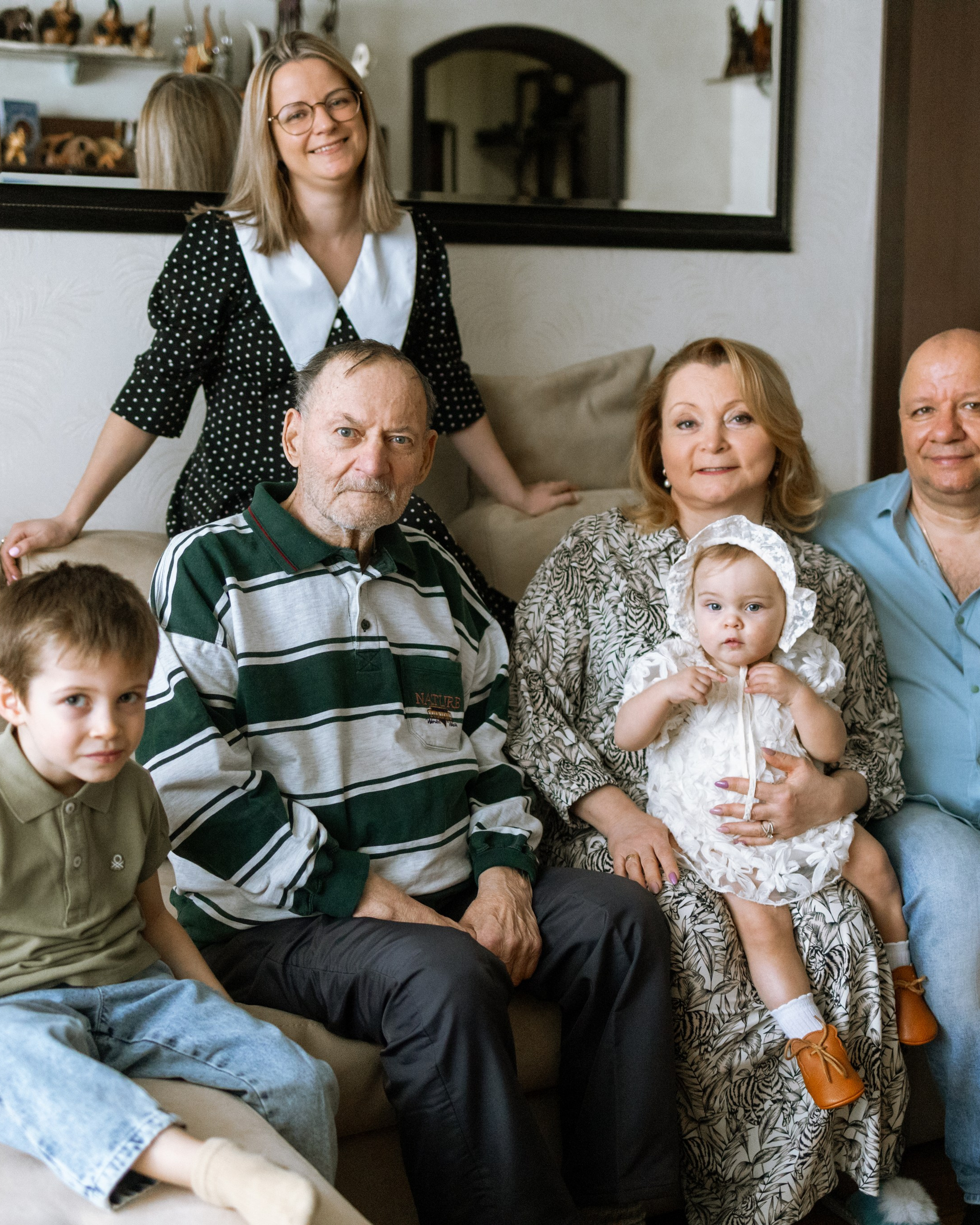 Бабушка, дедушка, прадедушка, внуки и&nbsp;мама Катя