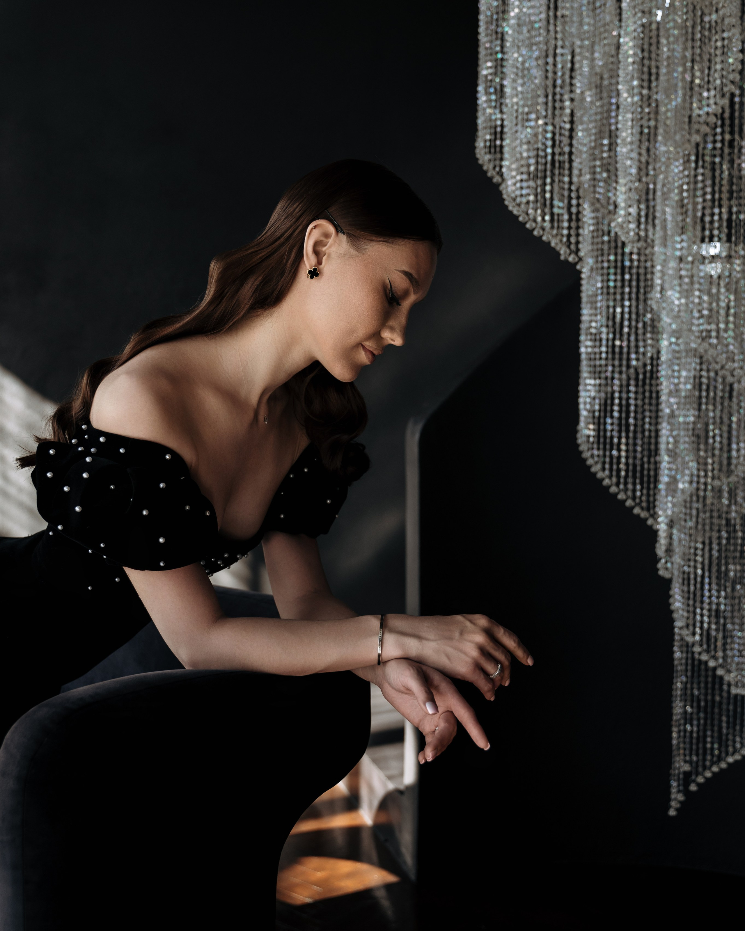 Настя — фотосессия в темной студии с хрустальной люстрой