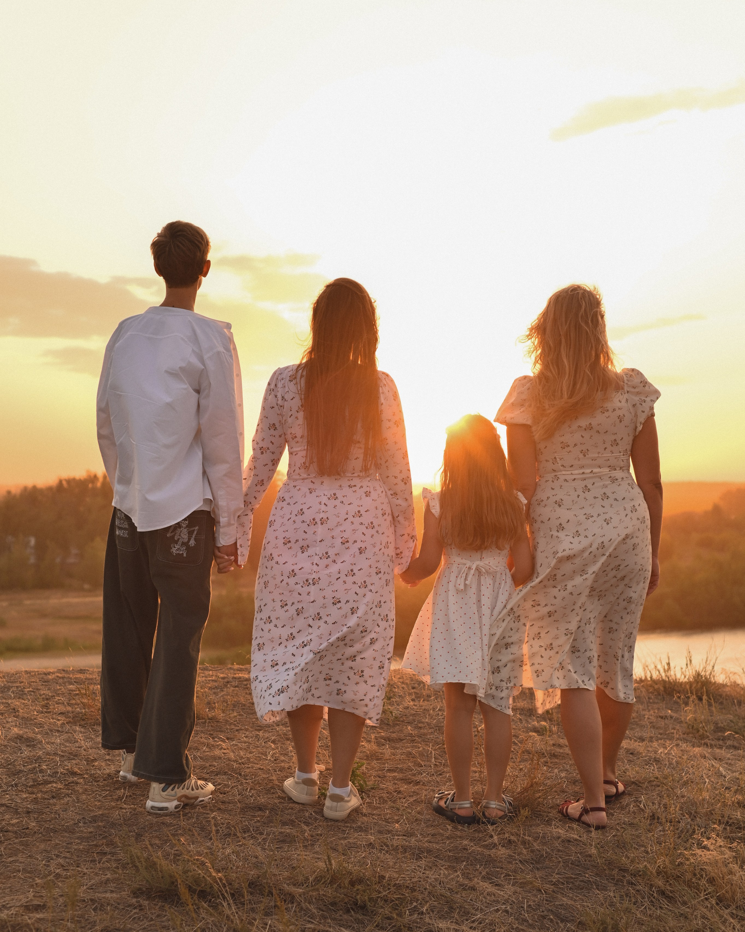 Семейная фотосессия на берегу реки на закате