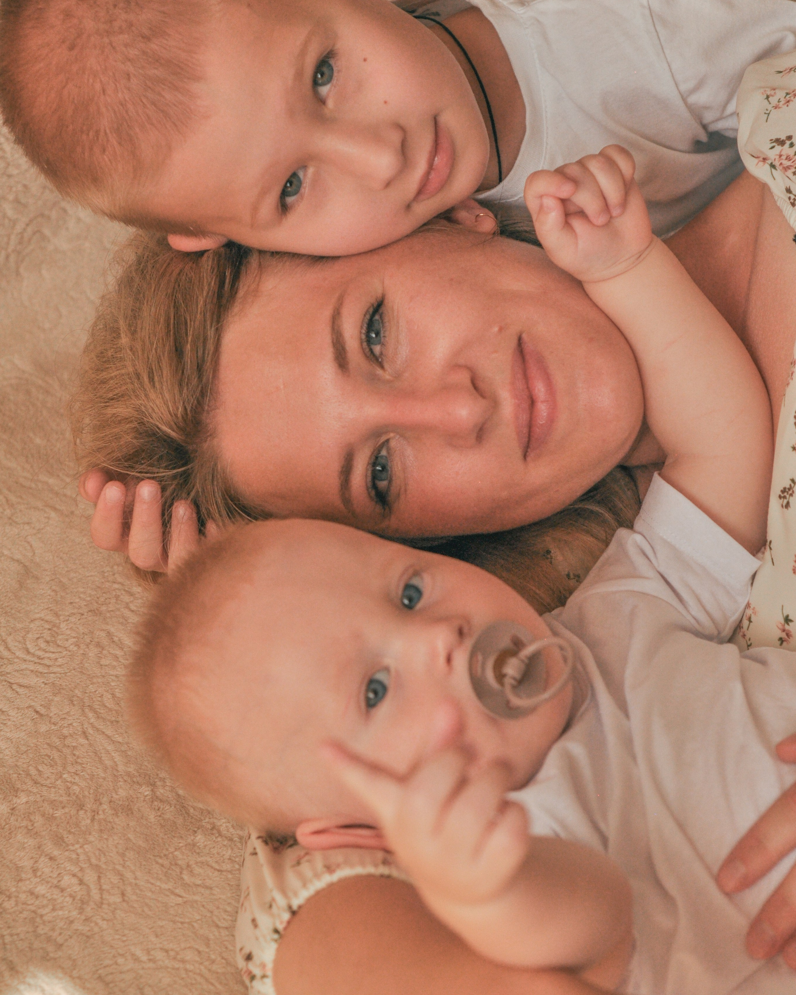 Фотосессия мама с двумя сыночками