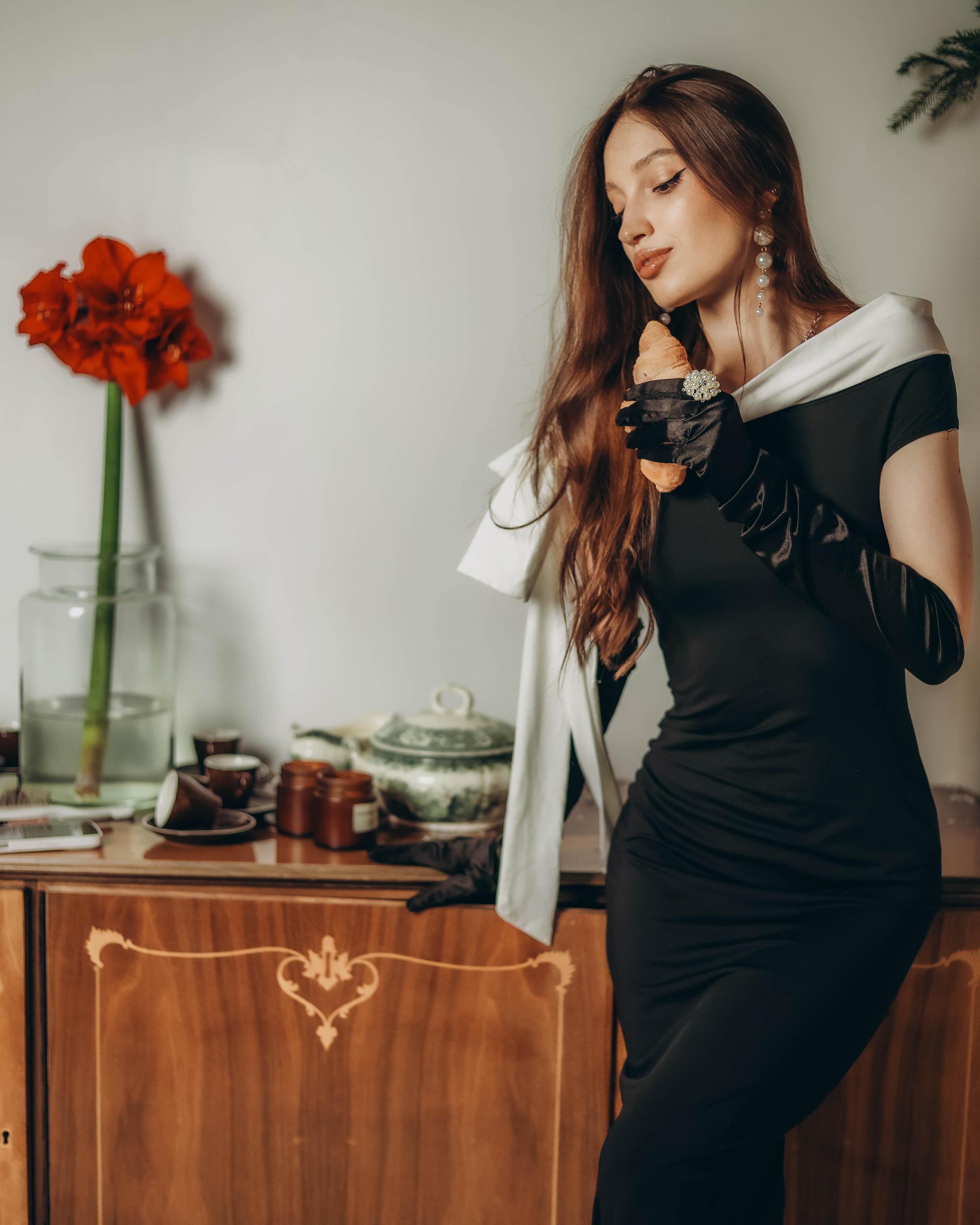 Девушка в черном платье