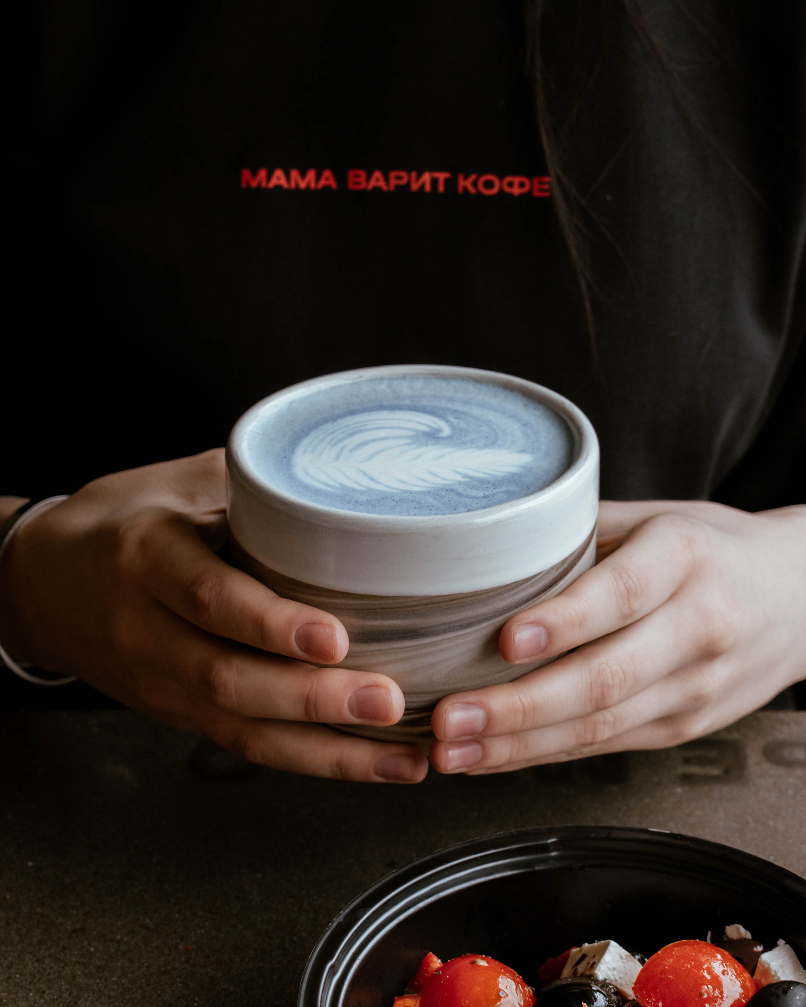 Мама варит кофе