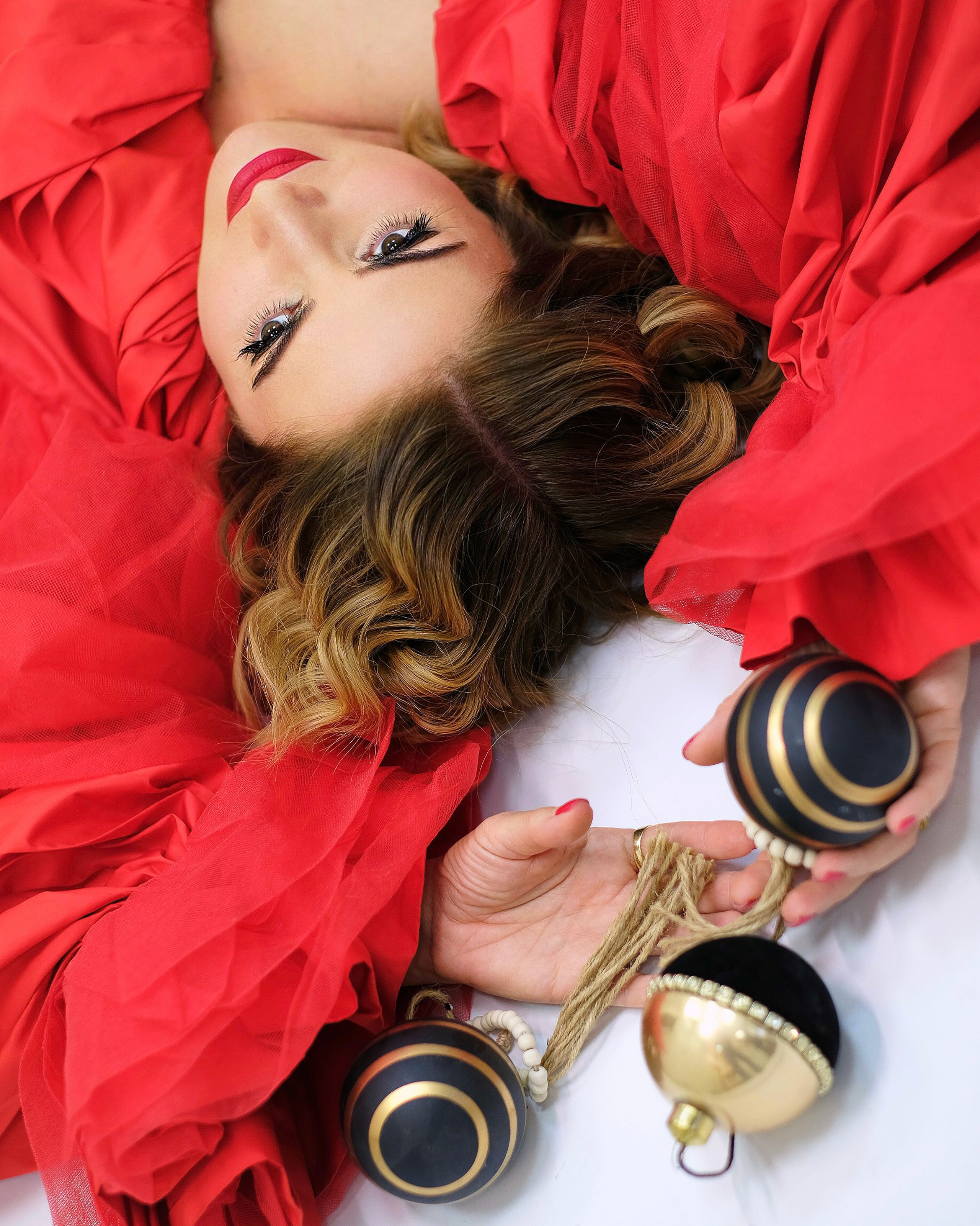 Красное платье и женщины, которые его носят.