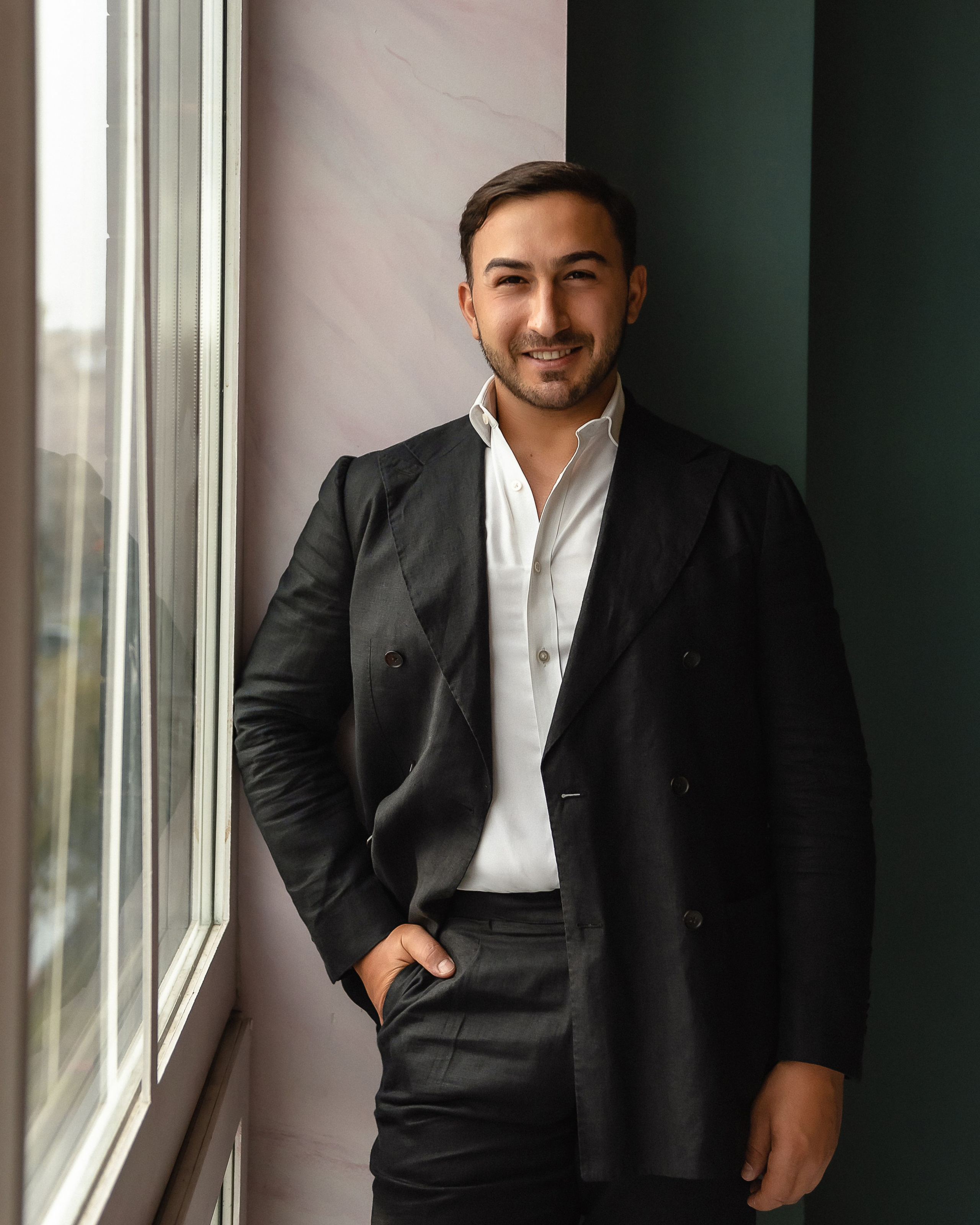 Мужской портрет в зале с книгами