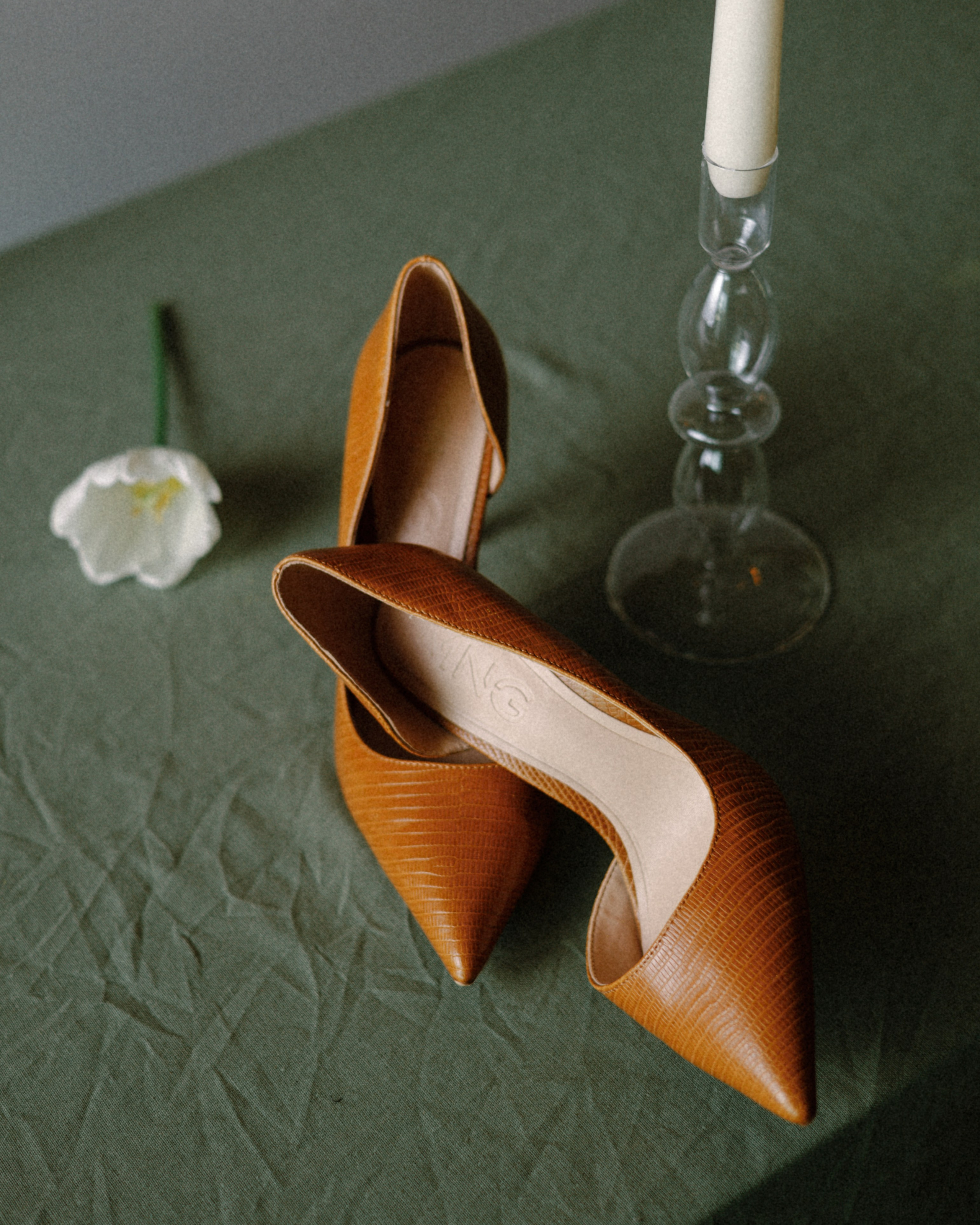 Портфолийная съемка сумки и туфель в винтажной подаче