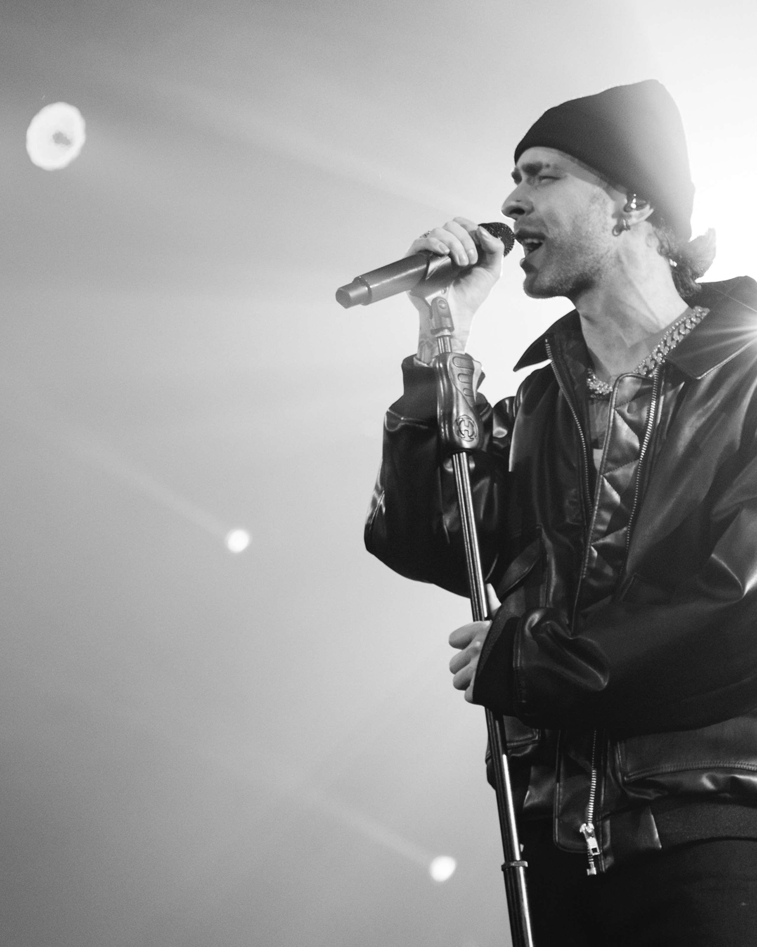 Просто капля сценической магии, софиты и мощный звук