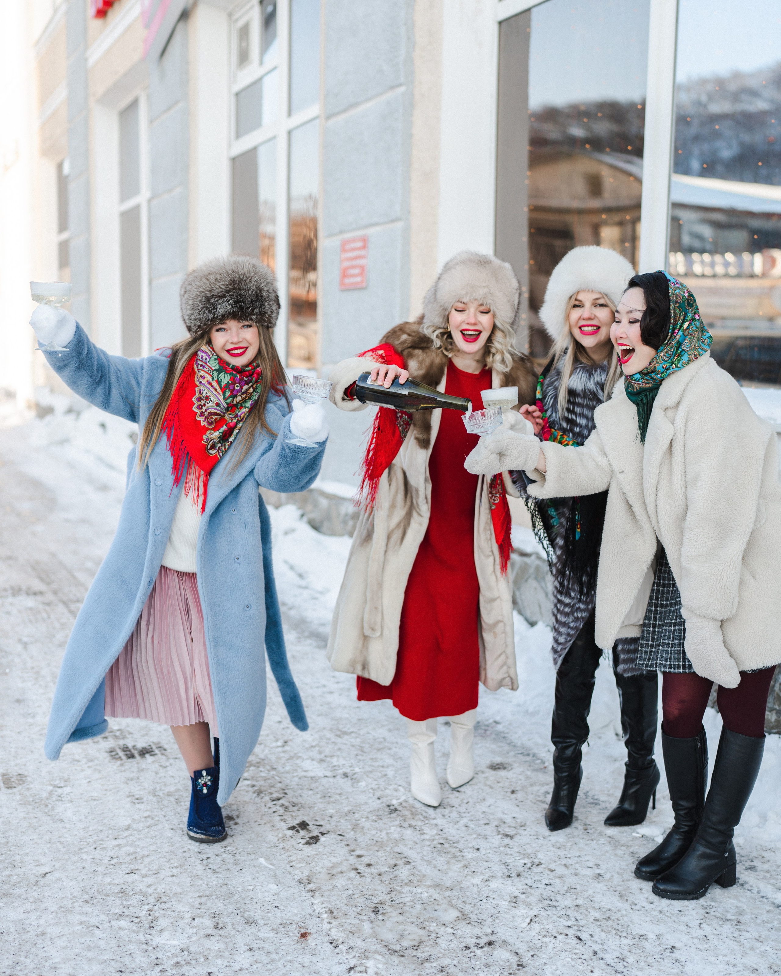 Подруги — прогулка зимой