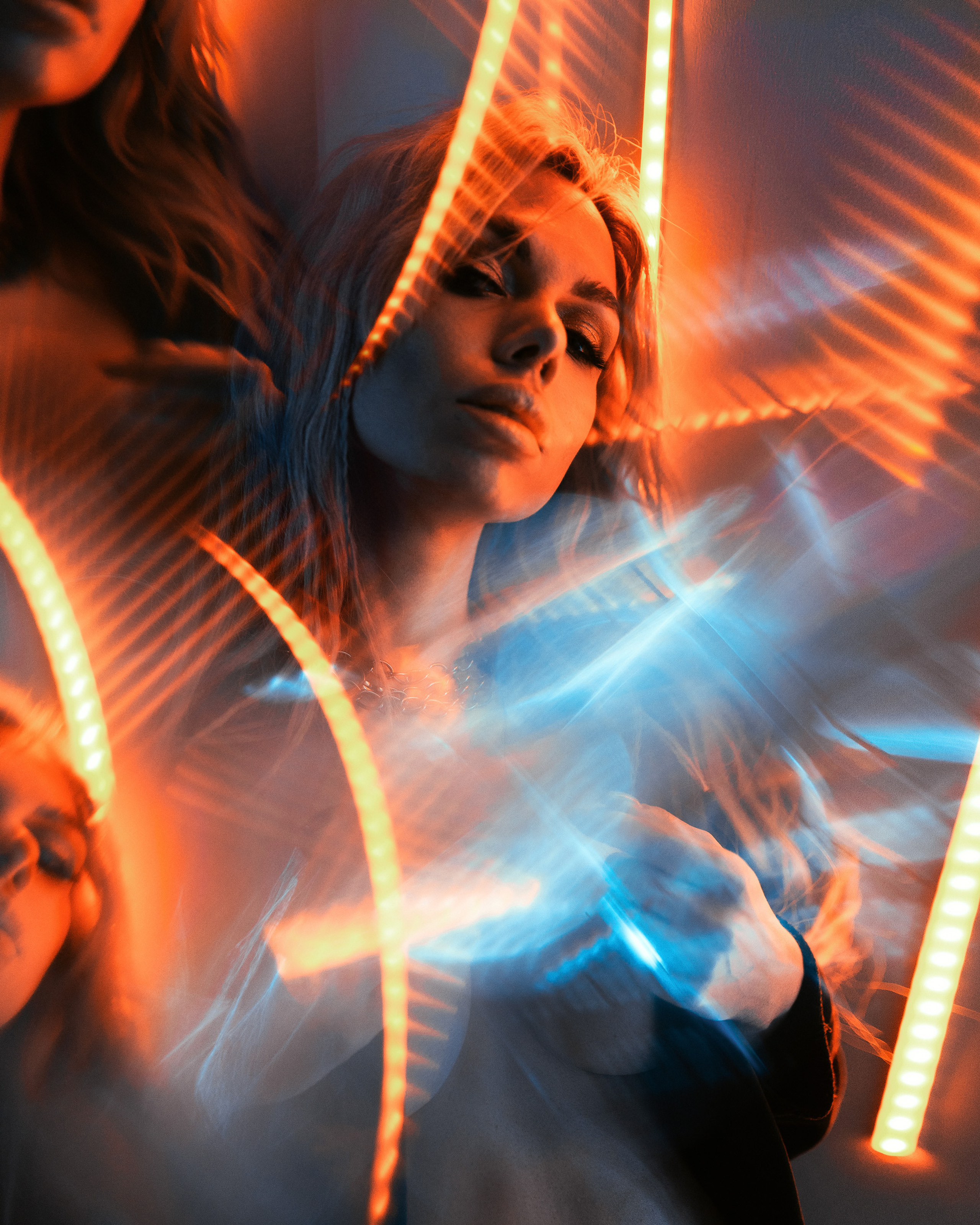 Инесса. Женский портрет в неоне с использованием призм