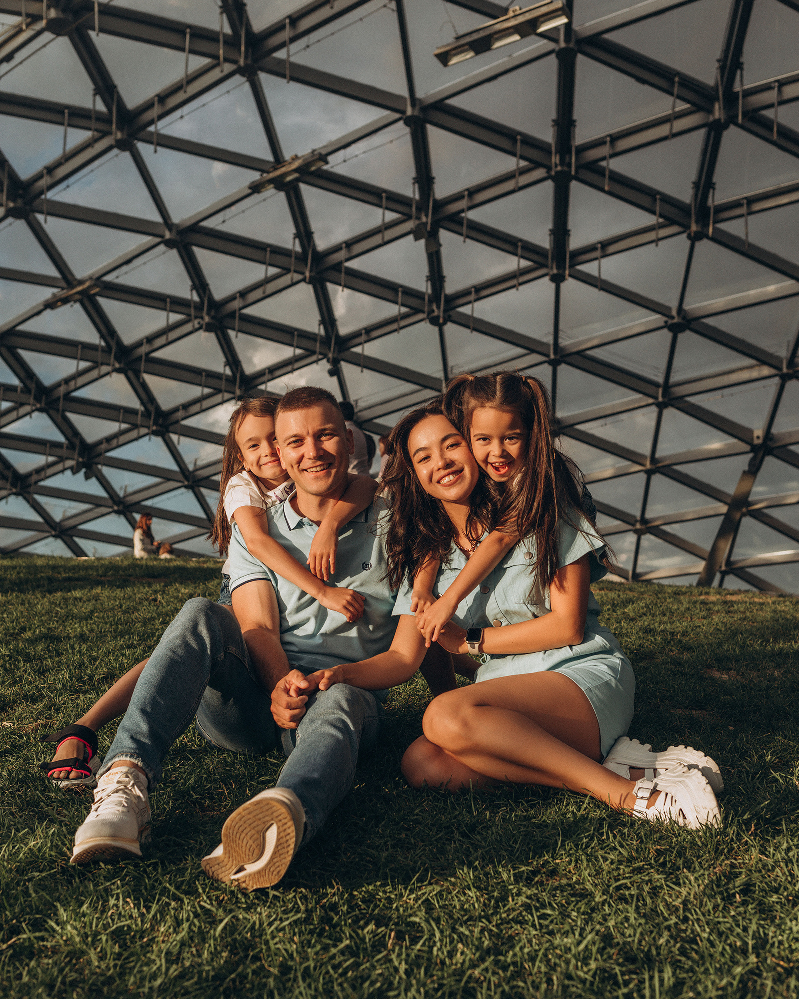 Анара и Дмитрий с девочками