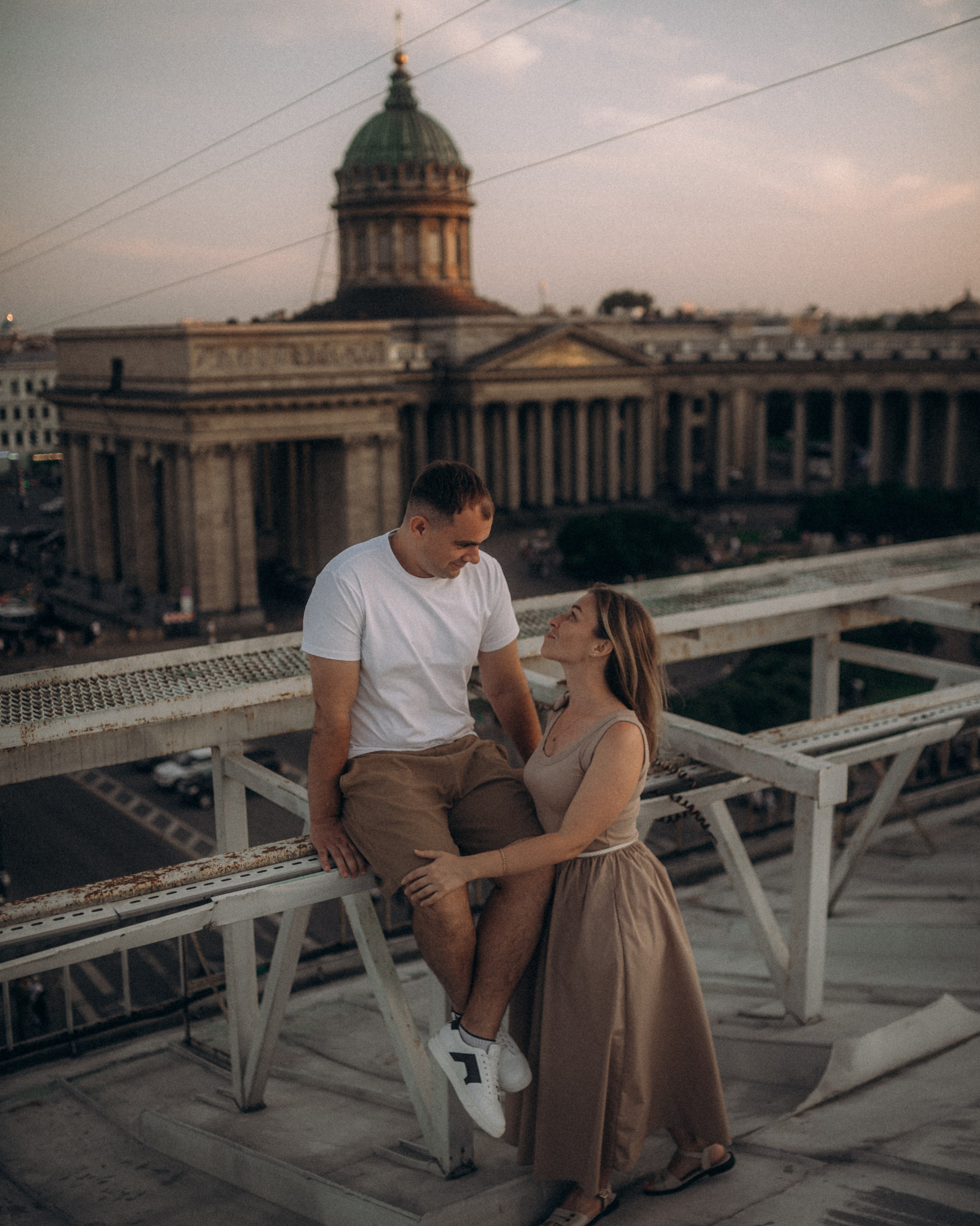 Мы сидим на питерской, теплой крыше