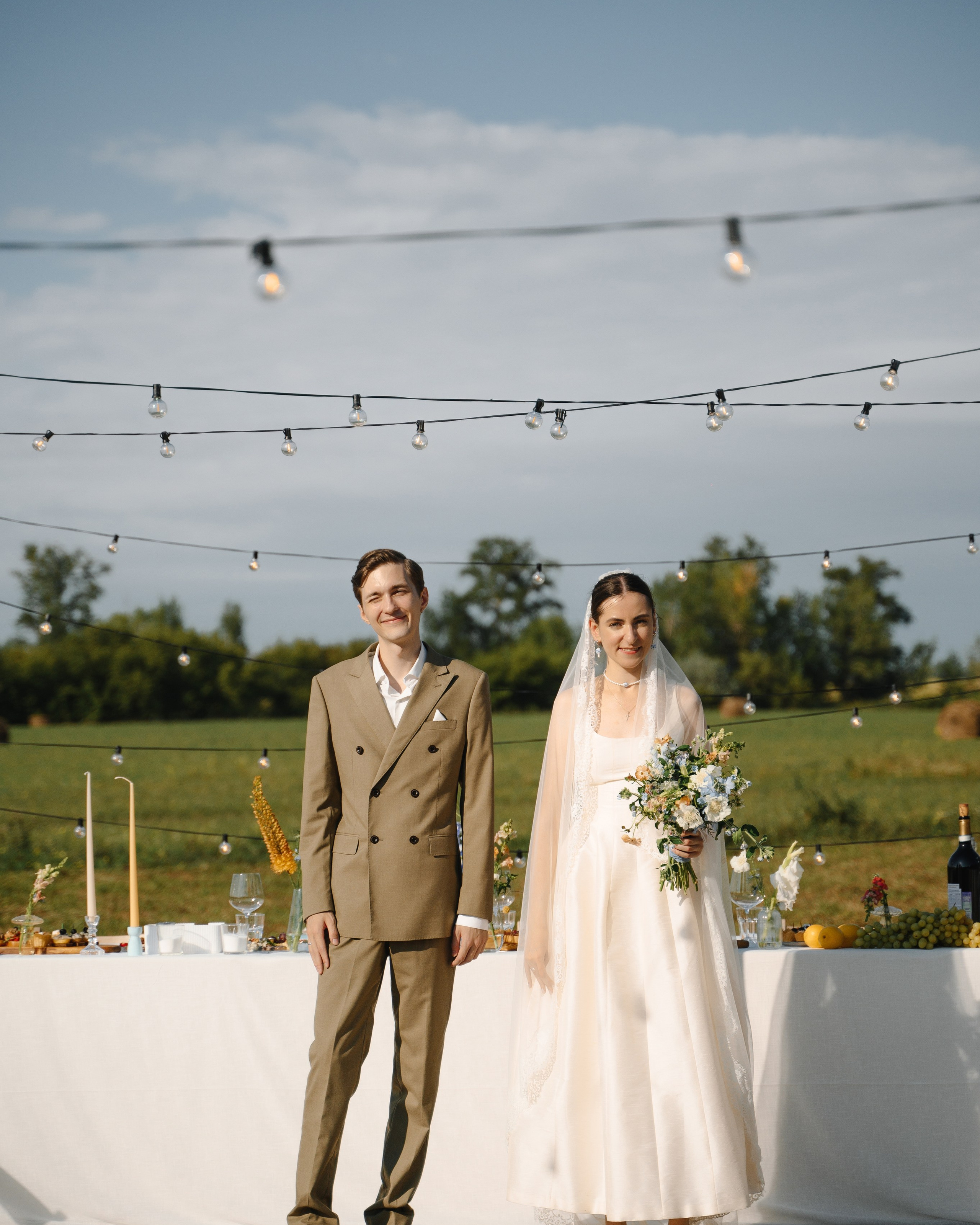 Держась за руки…