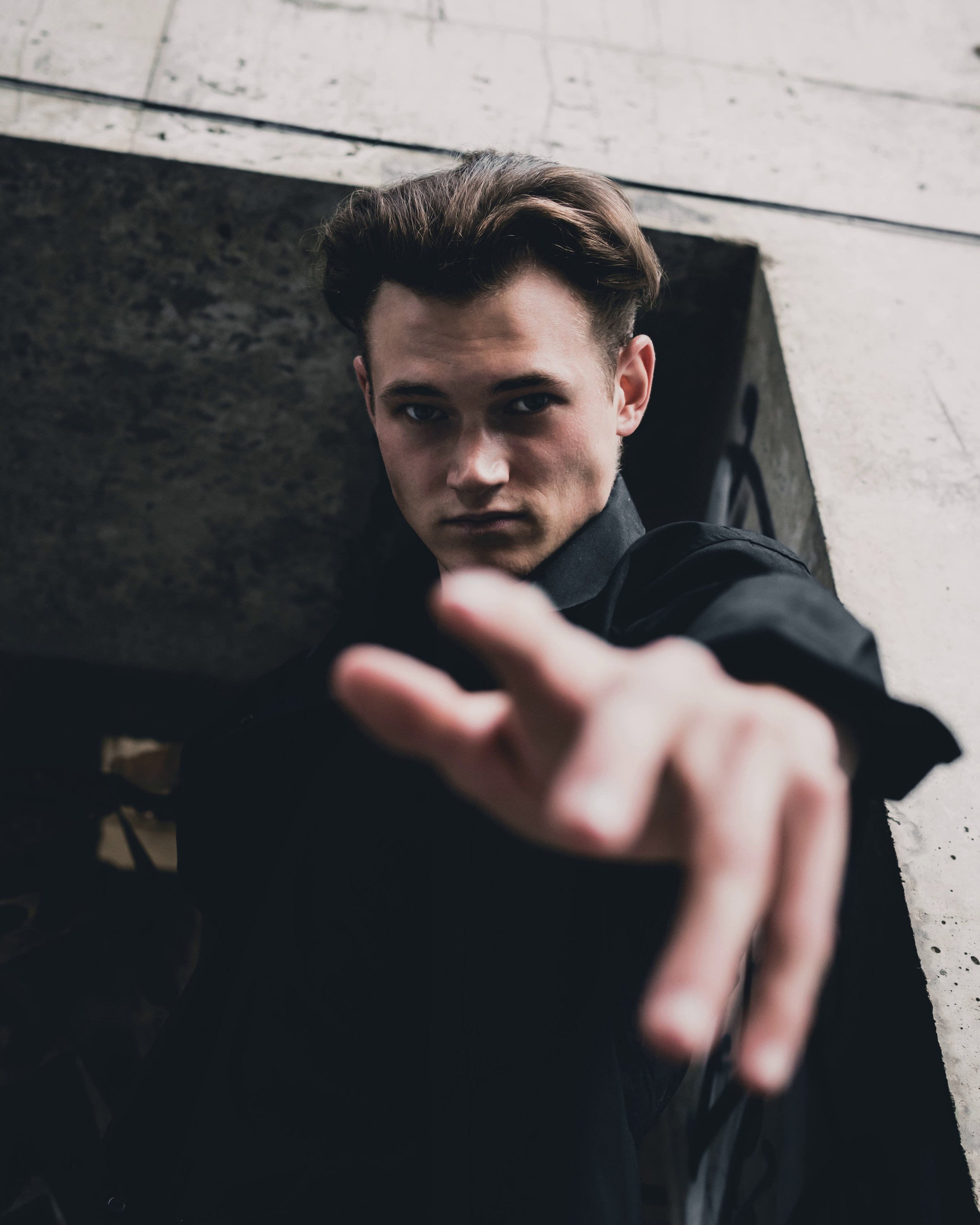 На стиле возле заброшенного дома