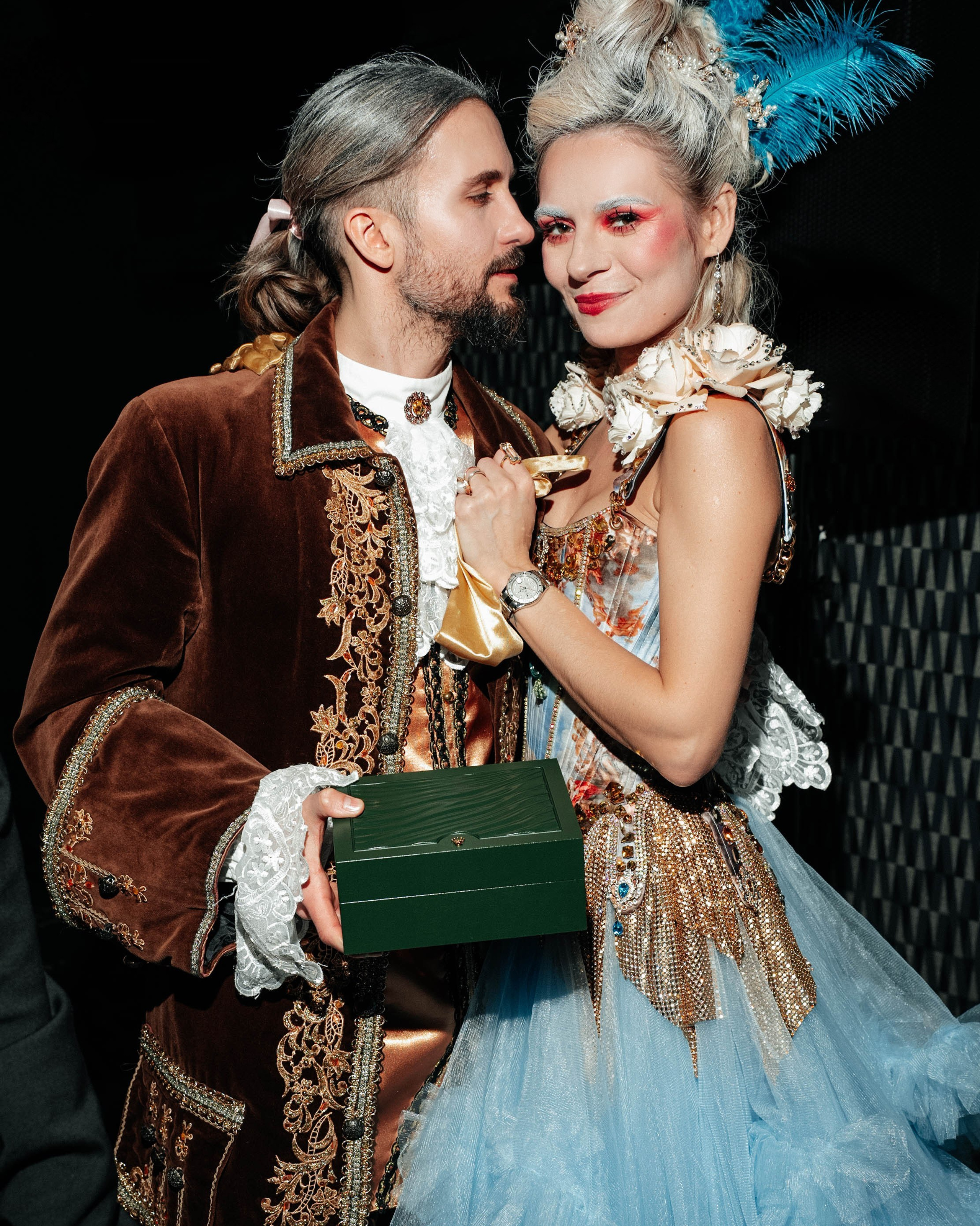 День рождения в кругу свиты!