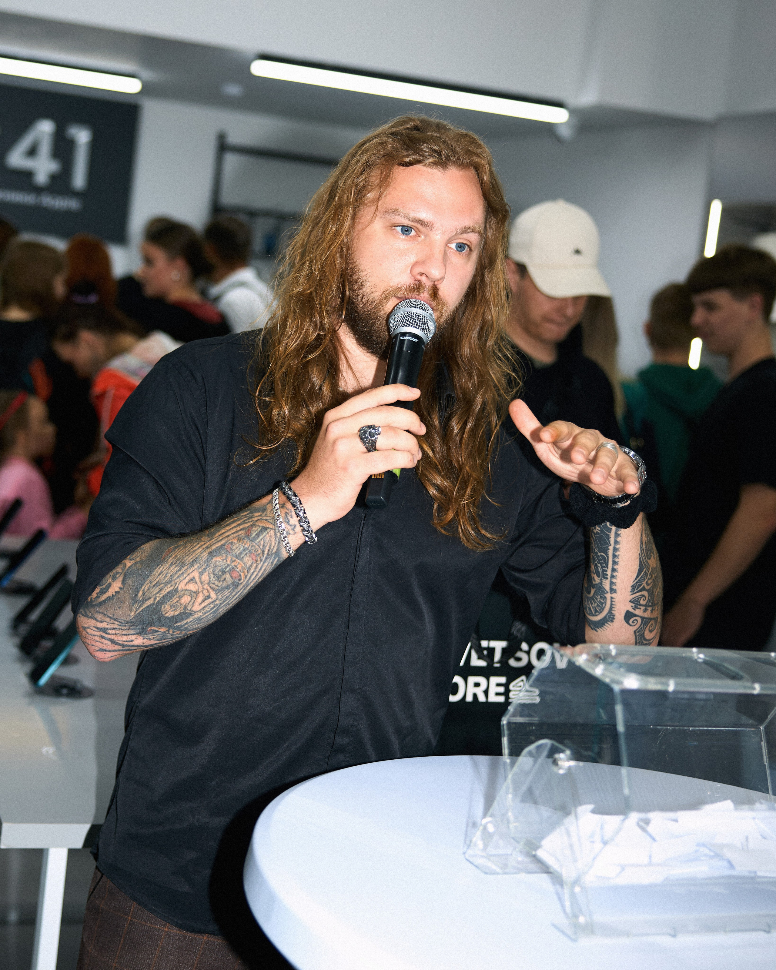 Открытие магазина техники 9:41