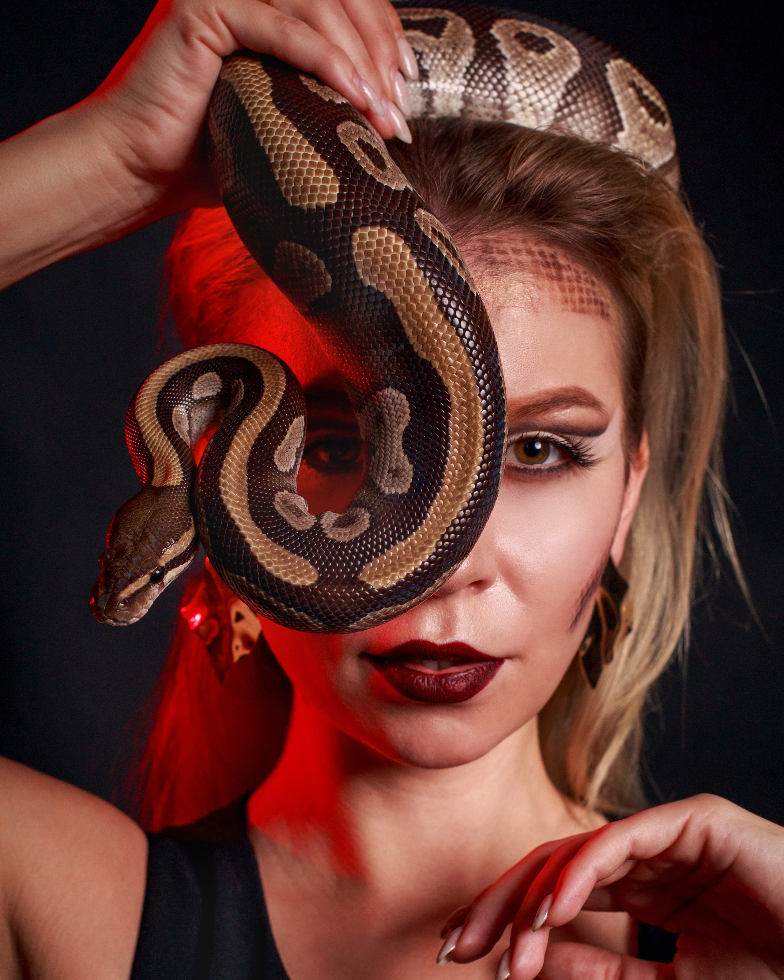 Девушка со&nbsp;змеей