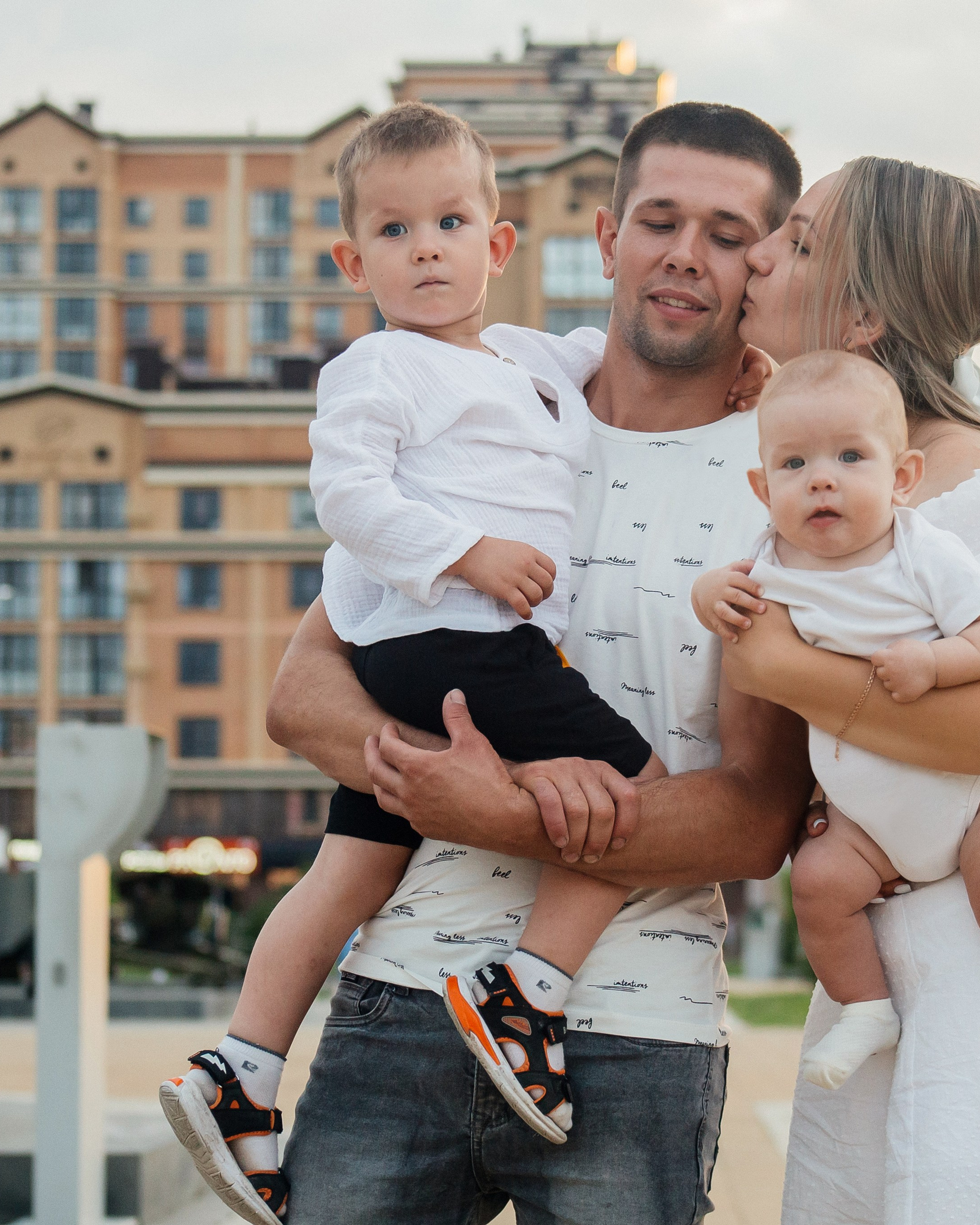 Городская прогулка&nbsp;— Вадим и&nbsp;Анастасия с&nbsp;детьми