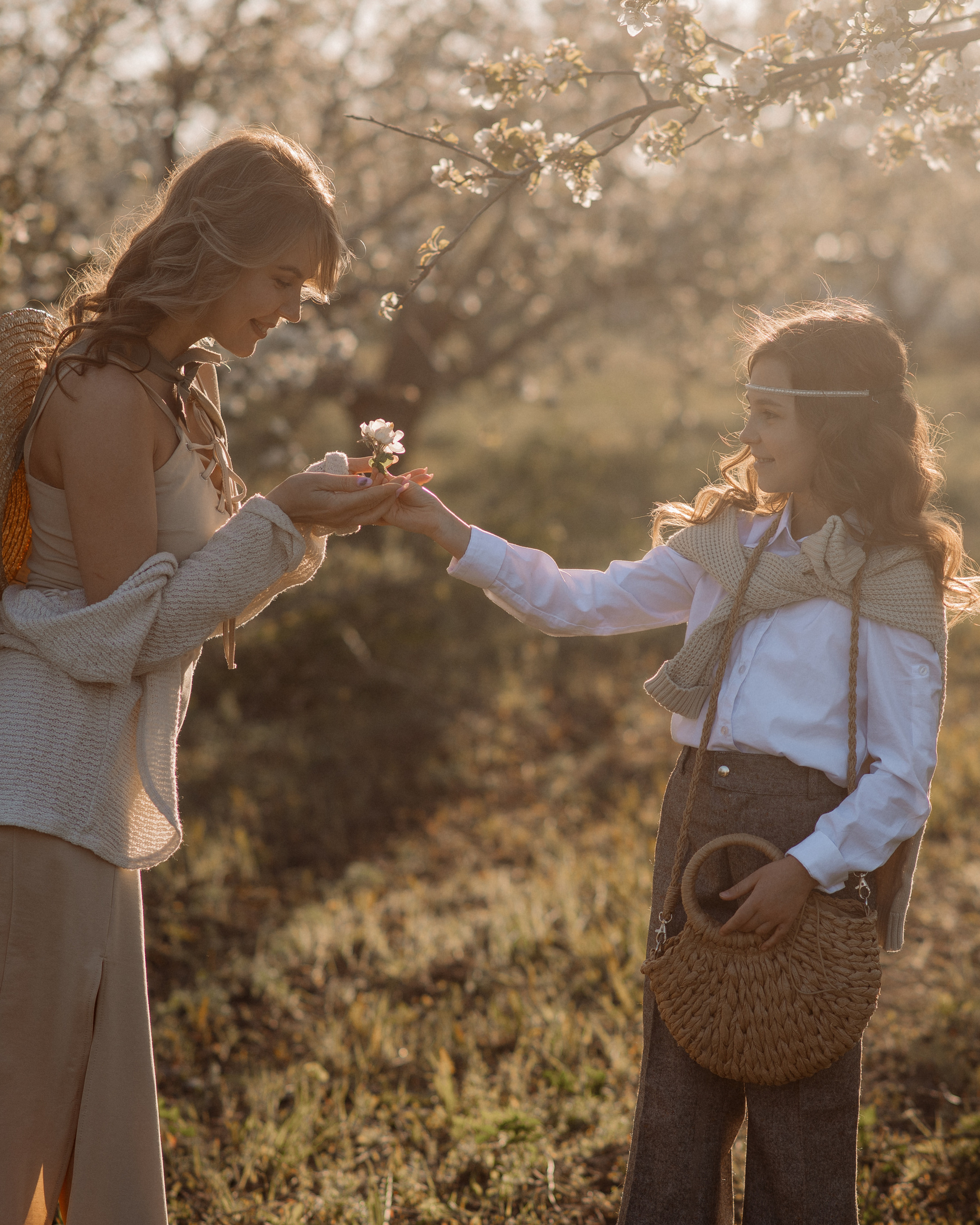 Марина и Иришка в цветущих садах