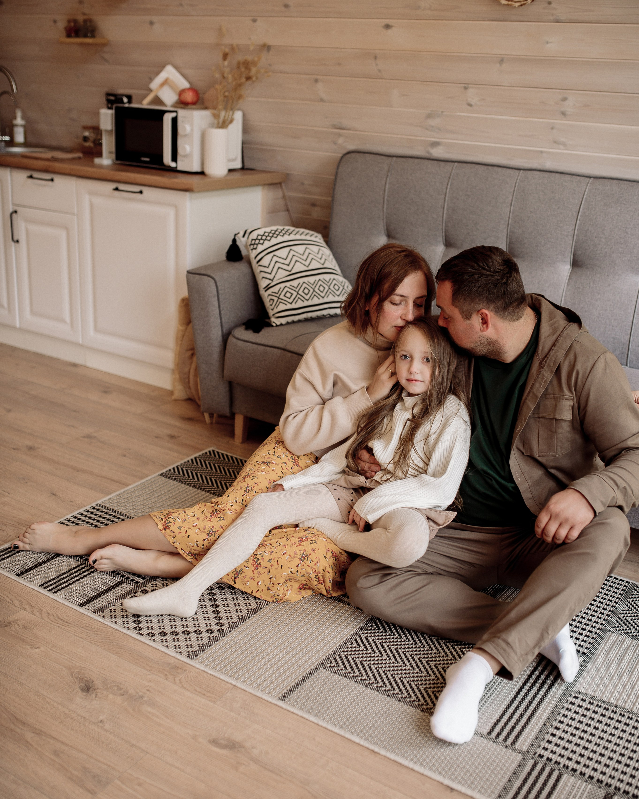 Катя, Дима, Настя и уютный домик