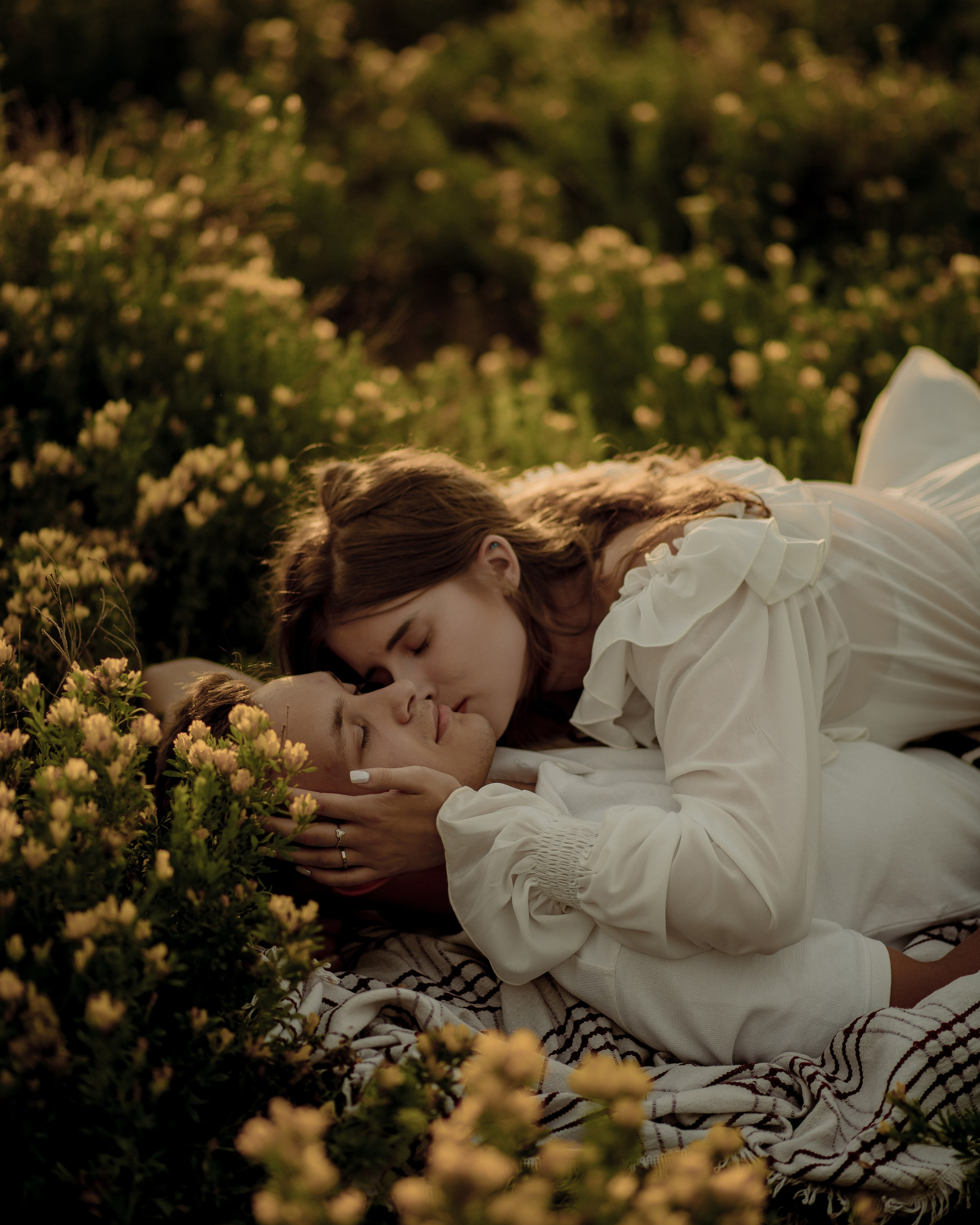 Любовь и желтые цветочки