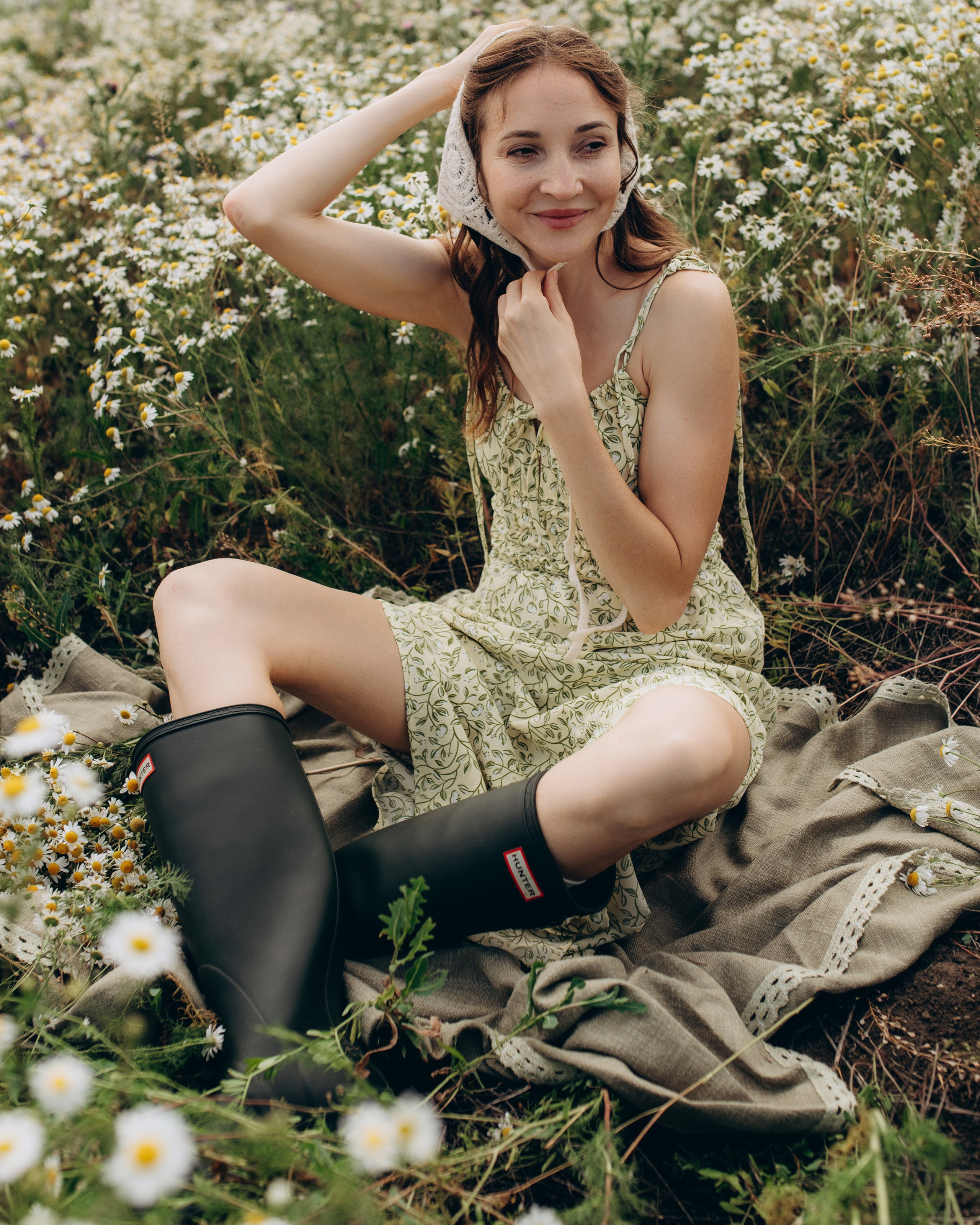 Оля и ромашки