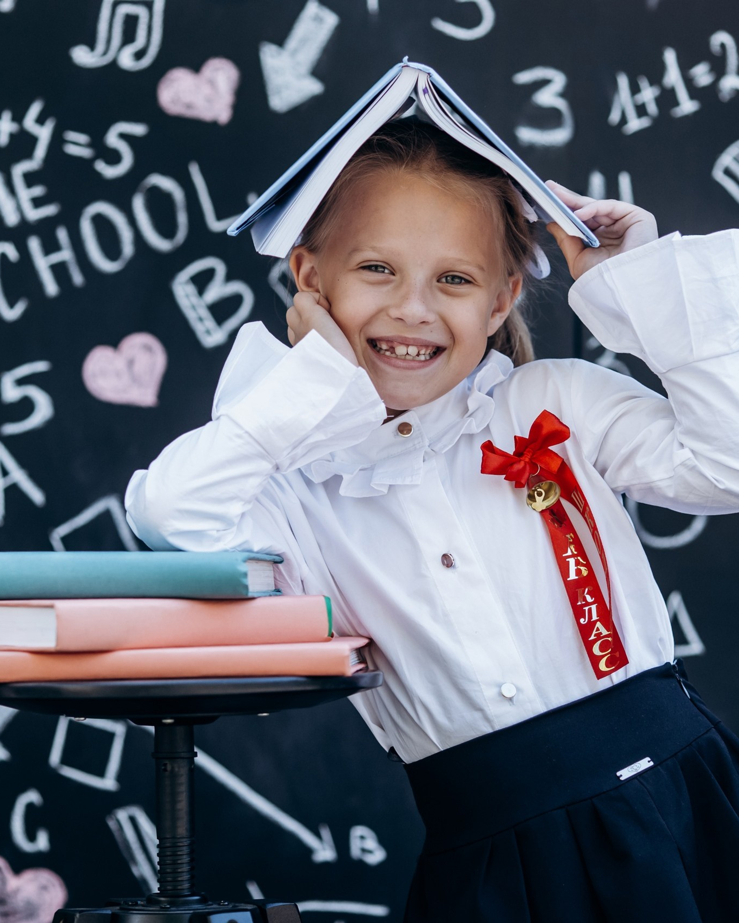 Съёмка для 1-4 класса. Доска 2×2 метра, надписи все написаны вручную. Можно стилизовать под каждый класс индивидуально.