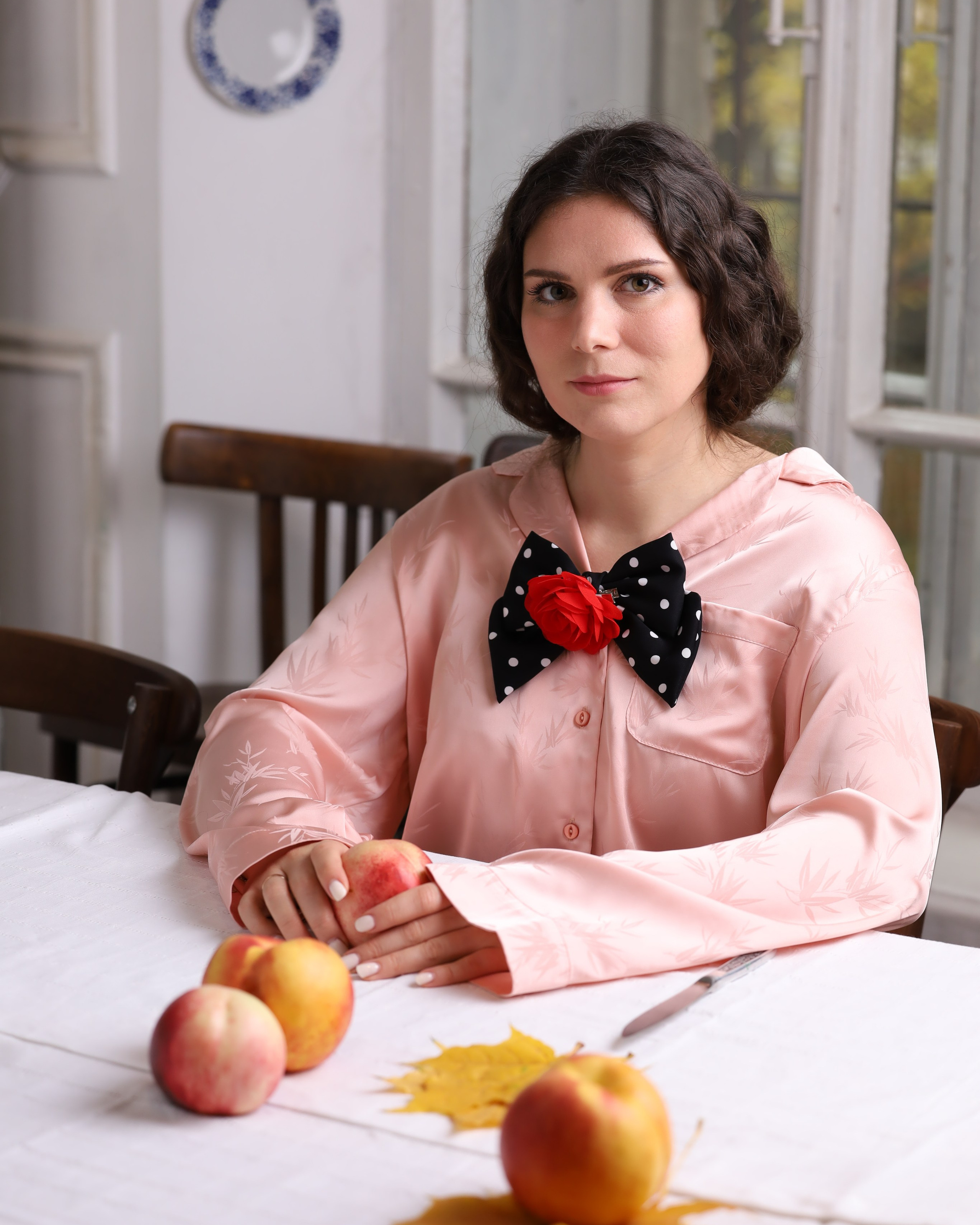 Девочка с персиками