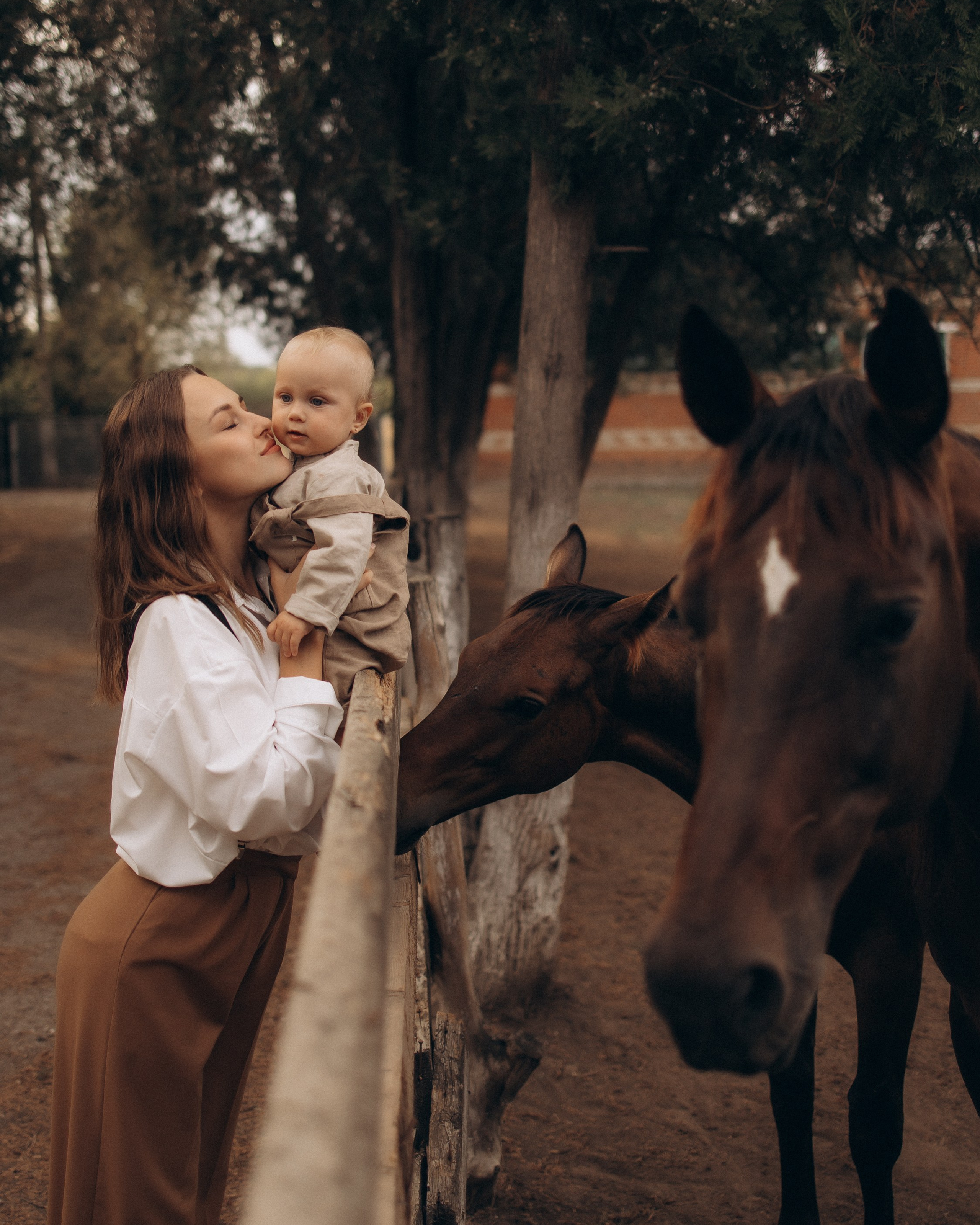 Мама с&nbsp;дочкой. Конюшня
