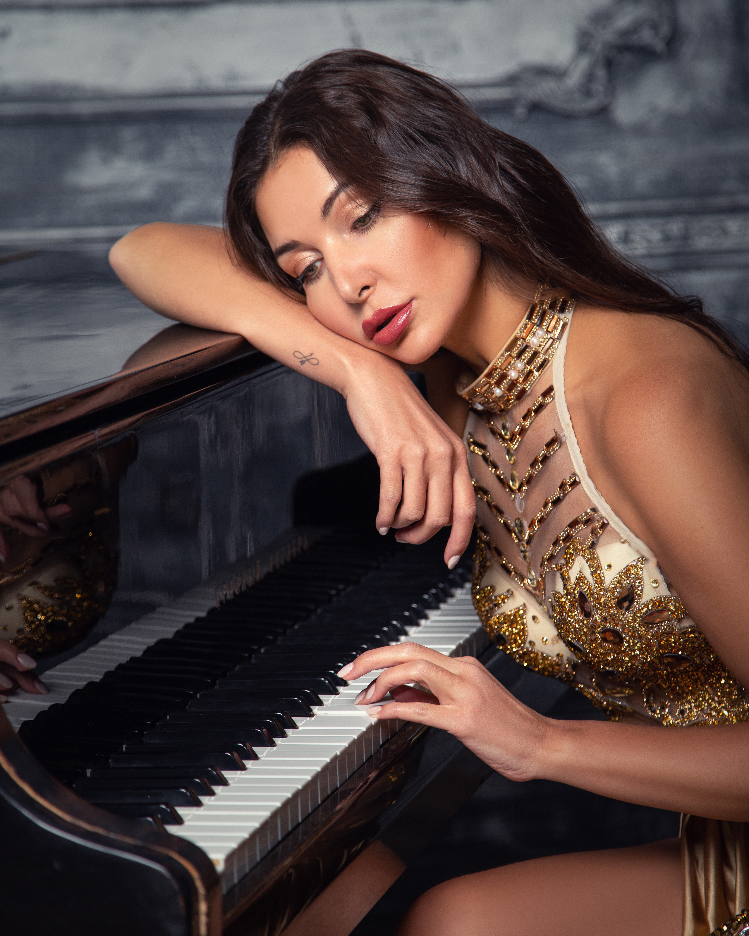 Фотосессия в студии с пианино