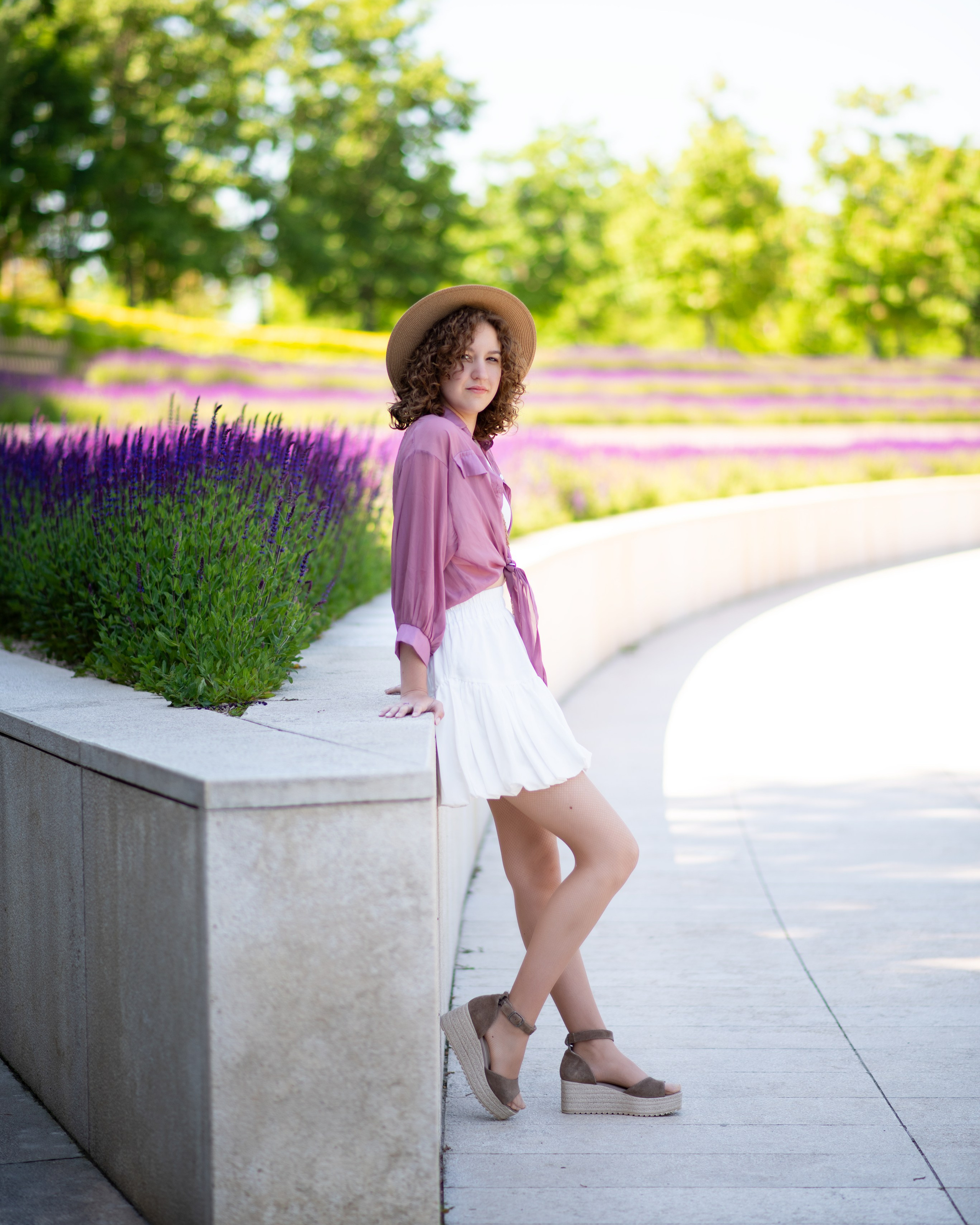 Вика в парке с шалфеем