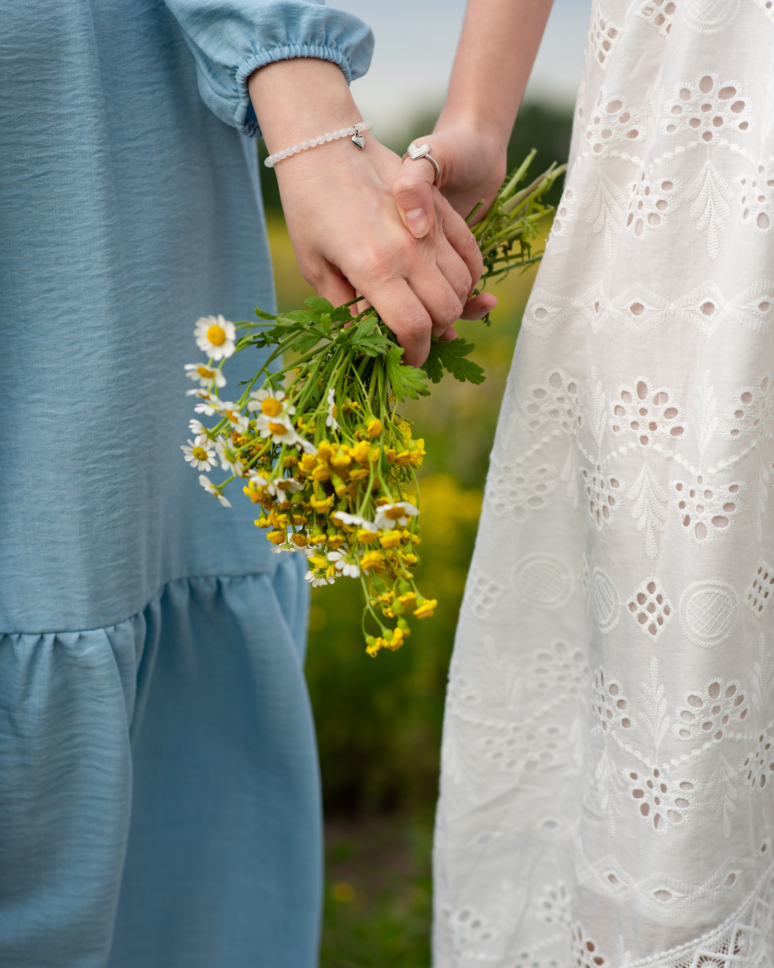 Надя и Яна в рапсовом поле