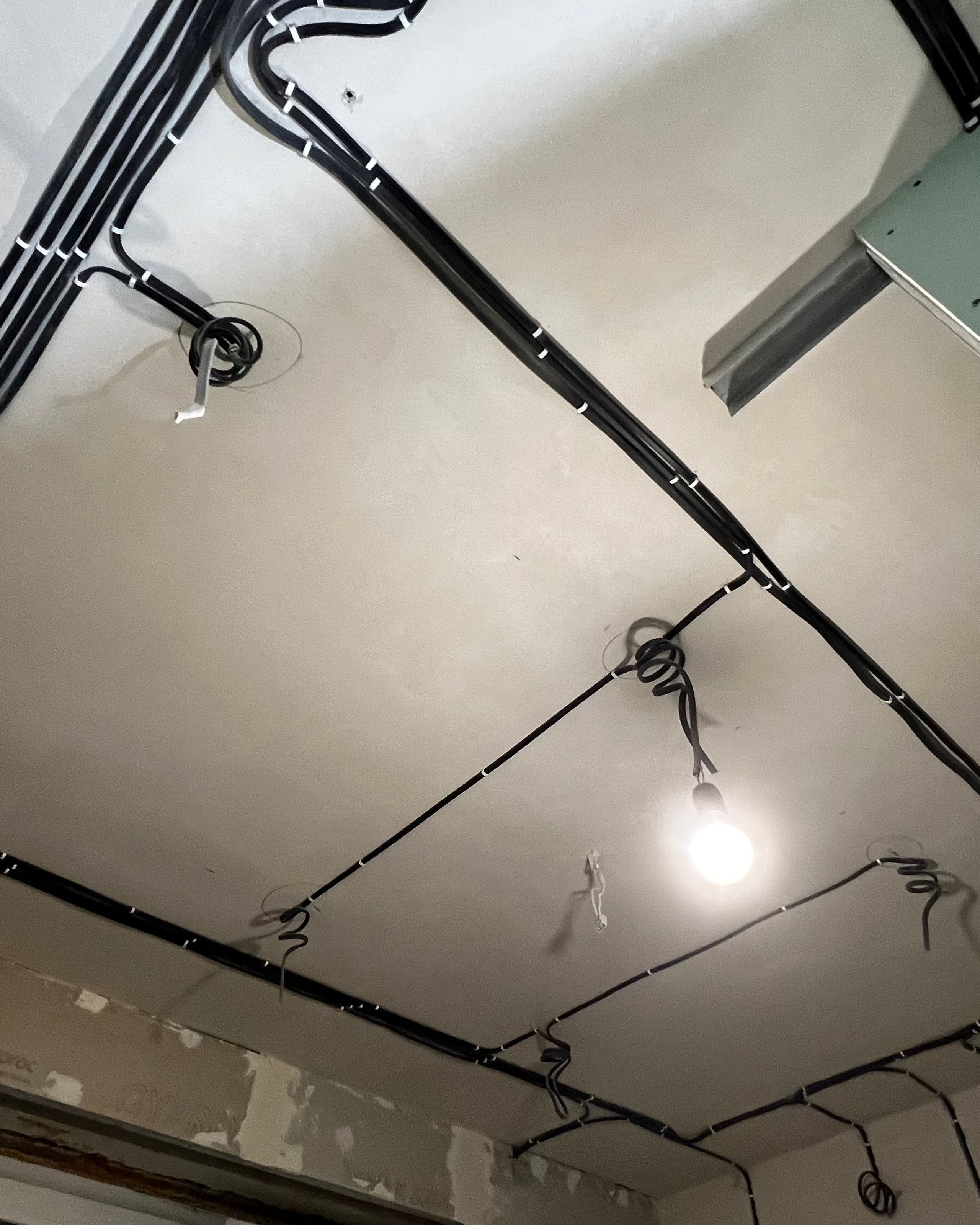 Выполнение электромонтажных работ в квартире площадью 80 кв. м.