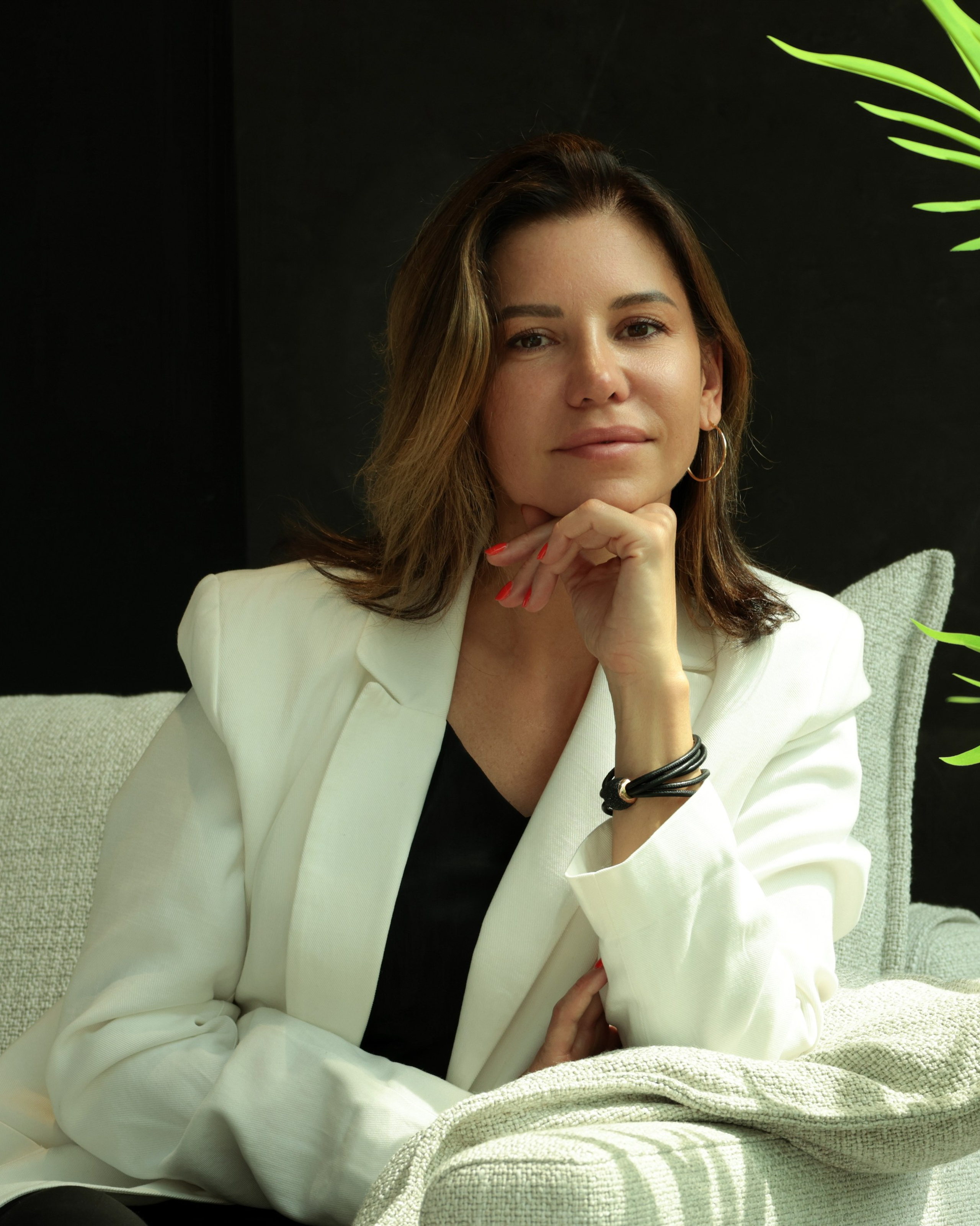 Портретная съёмка на визитку в мебельном салоне Decona