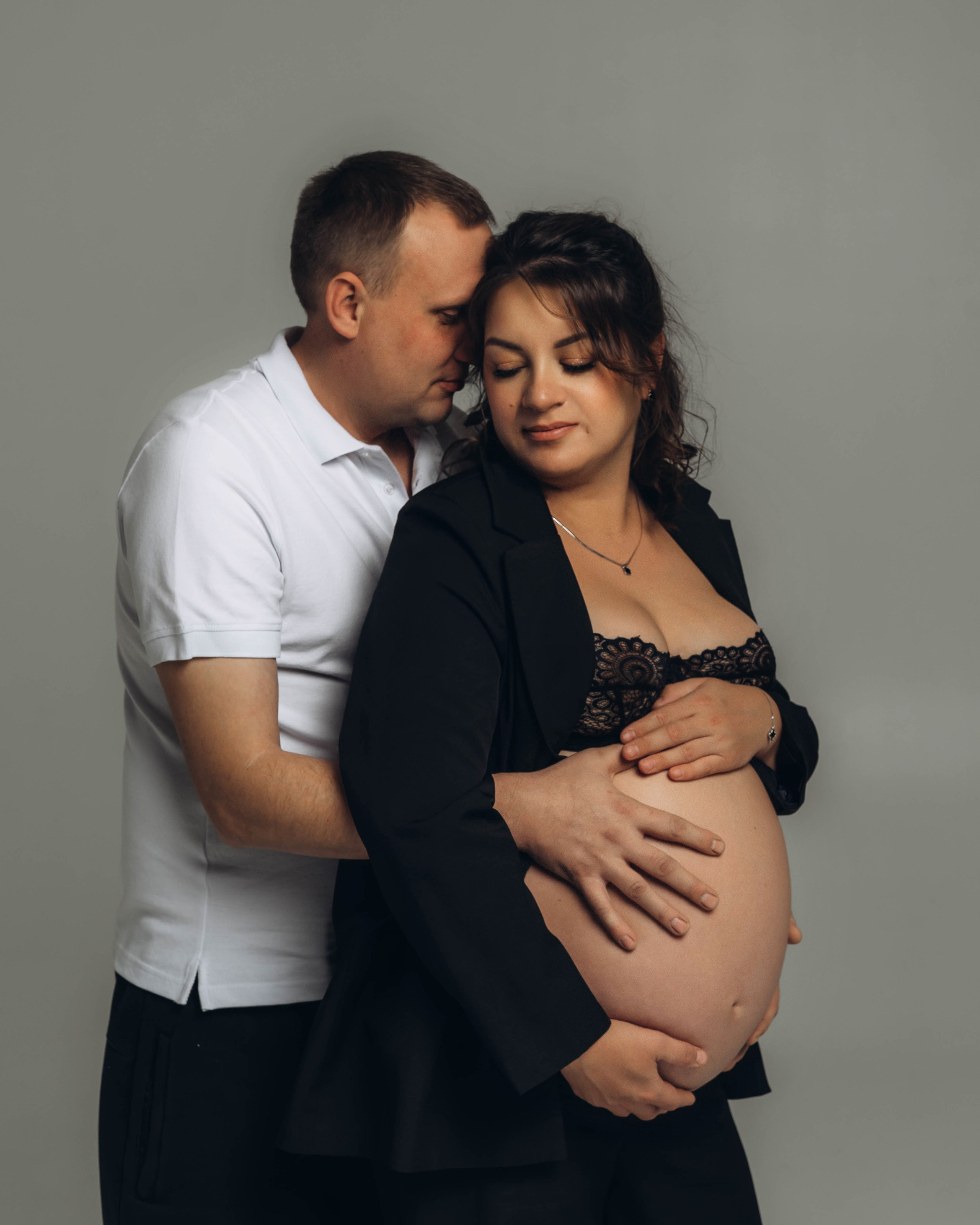 Беременность съемка пары в&nbsp;студии