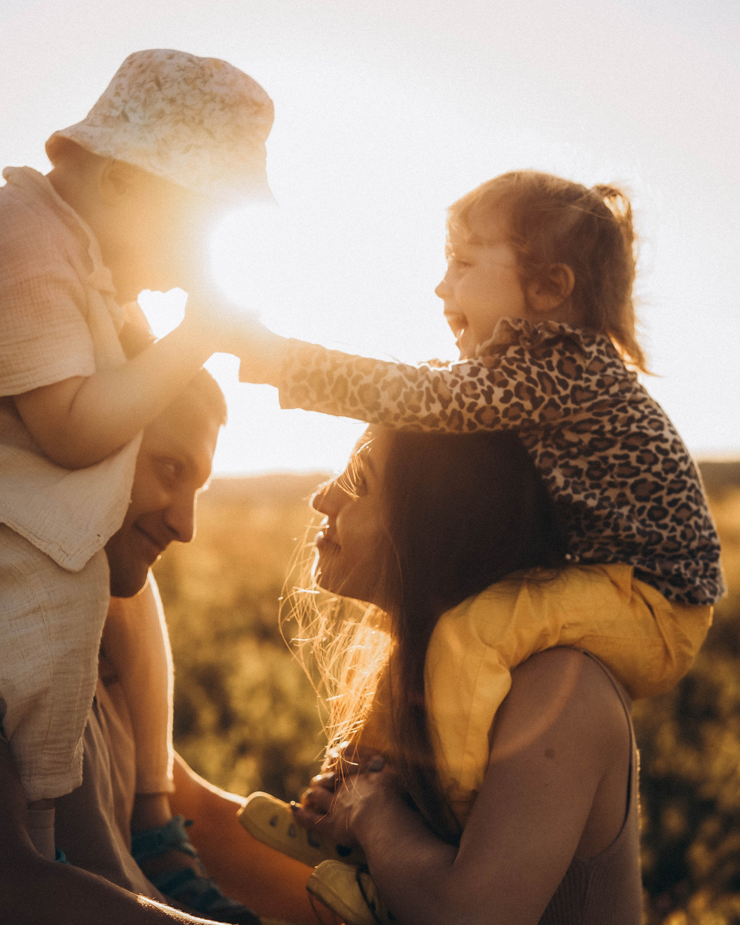 Семейная сьемка в&nbsp;поле на&nbsp;закате