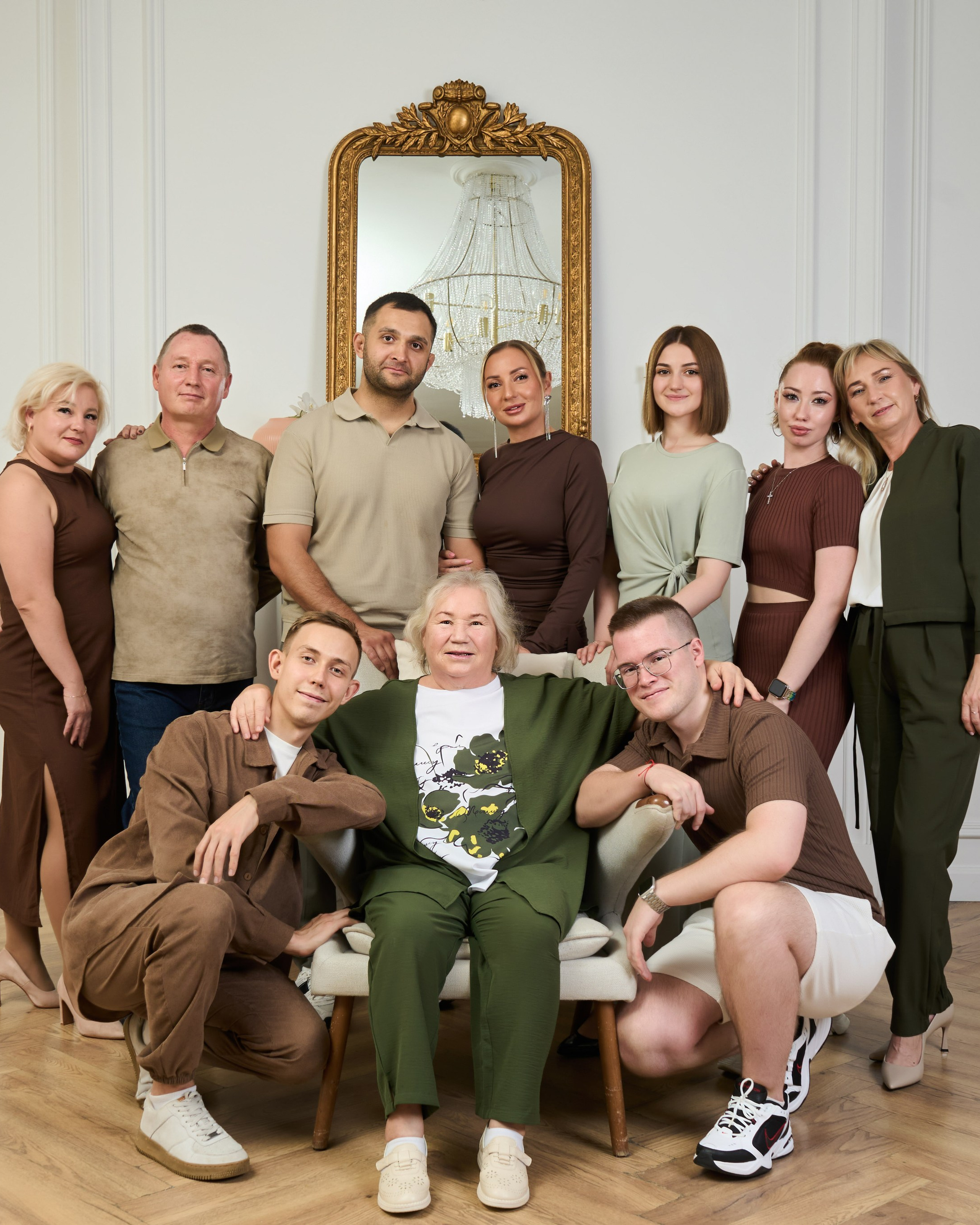 Портретная съемка большой семьи с&nbsp;искусственным светом в&nbsp;студии