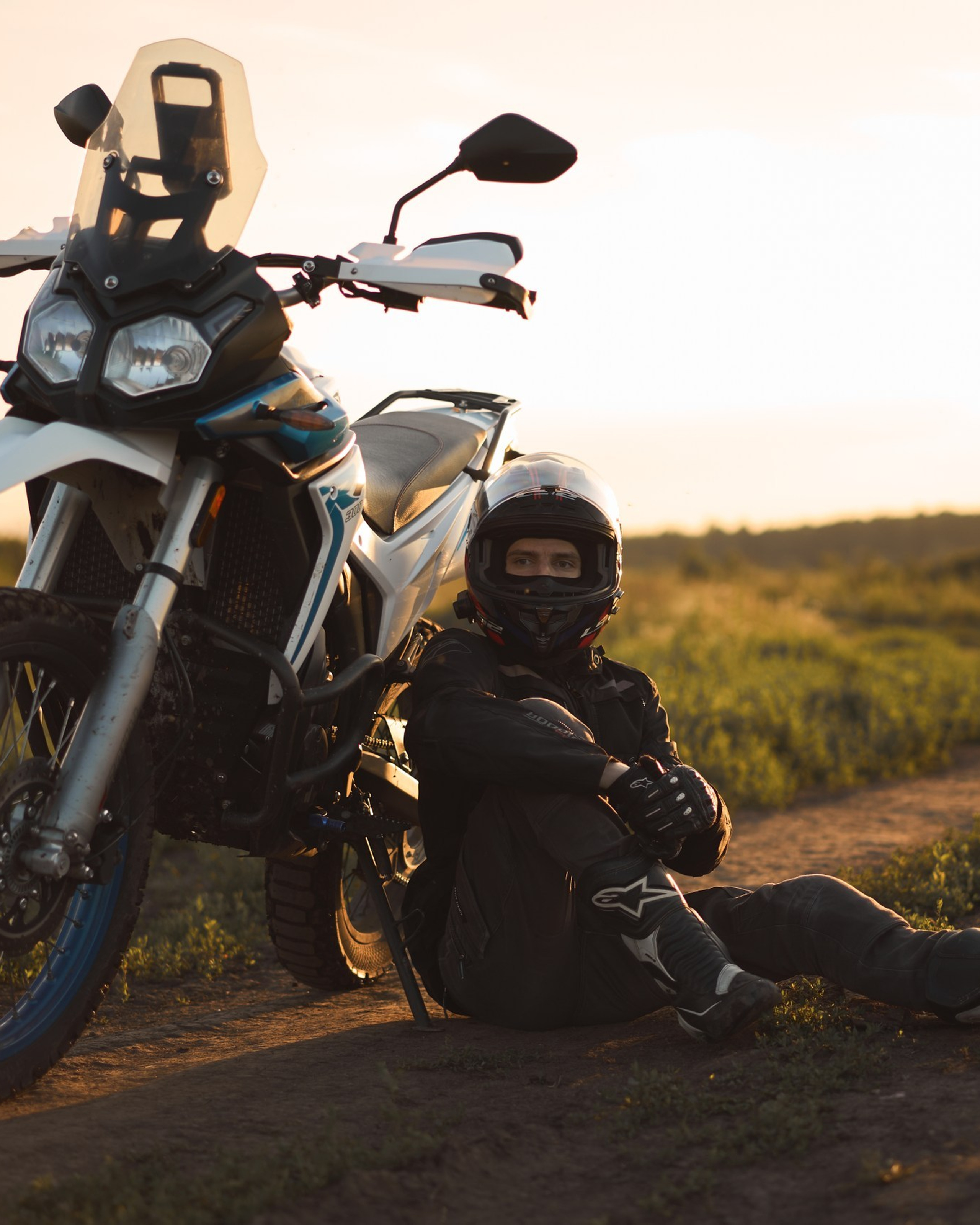 Фотосессия с&nbsp;мотоциклом на&nbsp;закате в&nbsp;поле