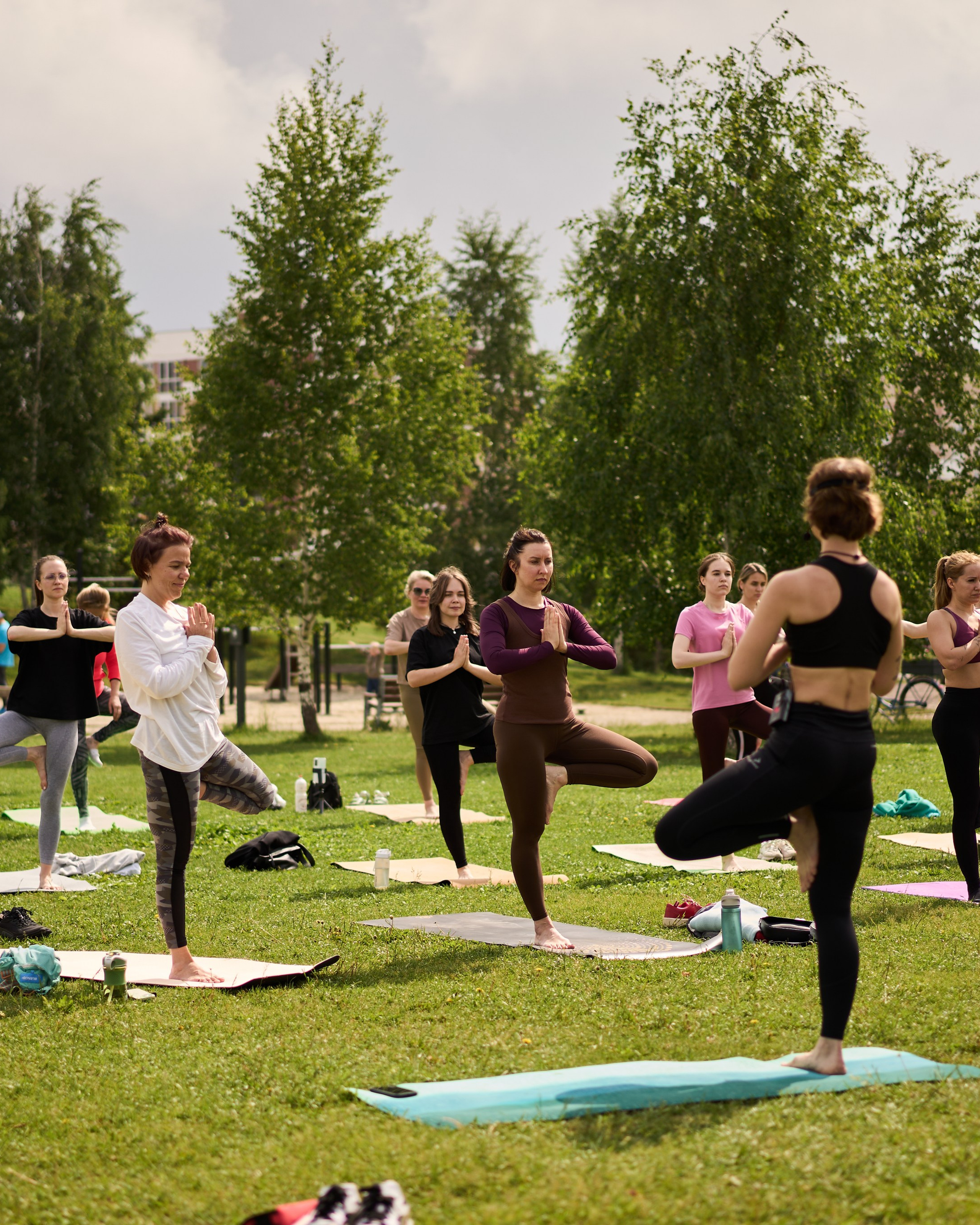 Репортажная съемка занятия йоги в&nbsp;парке